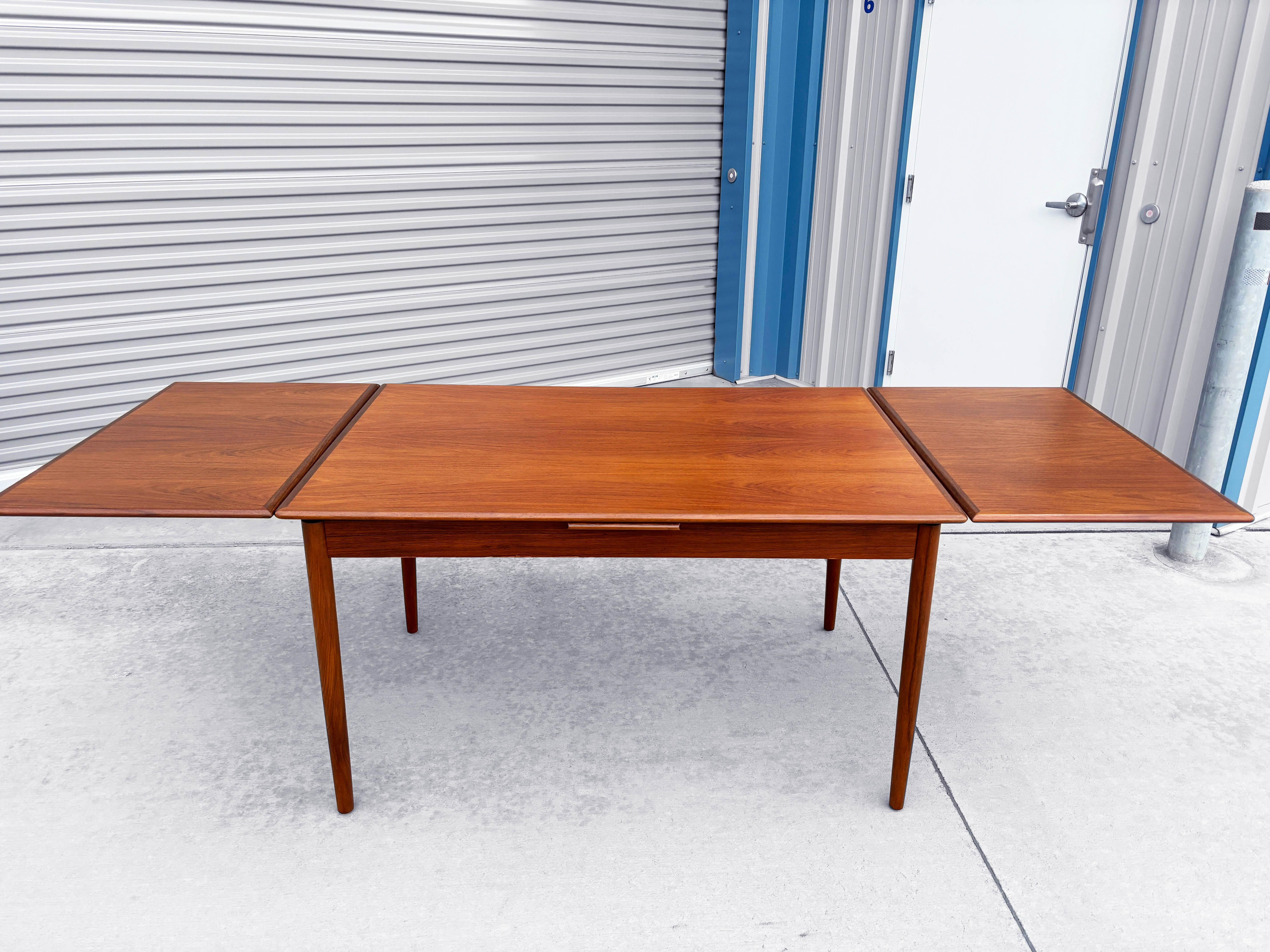 1960s Danish Modern Teak Extendable Dining Table (Refinished) For Sale 3