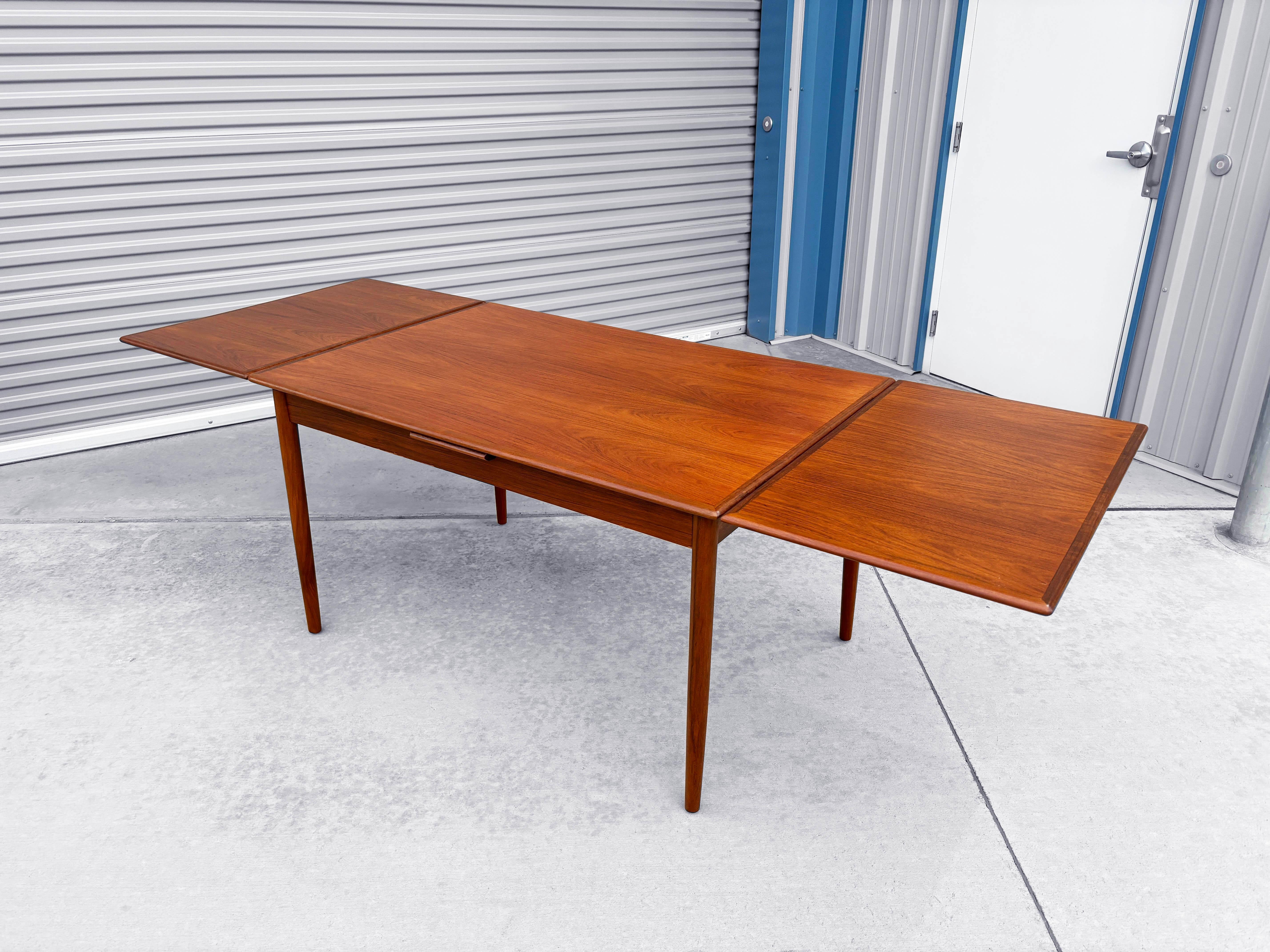 1960s Danish Modern Teak Extendable Dining Table (Refinished) For Sale 4