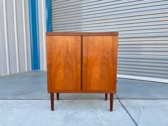 Commode haute danoise moderne en teck des années 1960 par Hans Olsen