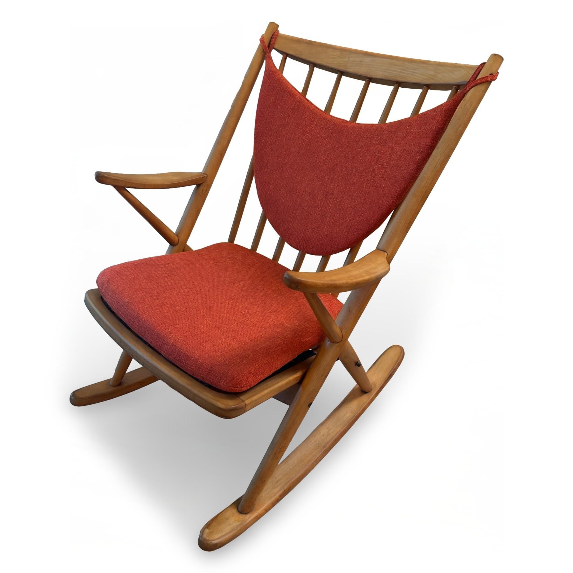 Fauteuil à bascule en teck modèle 182 des années 960, conçu par Frank Reenskaug pour Bramin. Pièce classique du design danois, le dossier et les coussins d'assise ont été professionnellement retapissés, et la chaise est dotée d'une nouvelle sangle