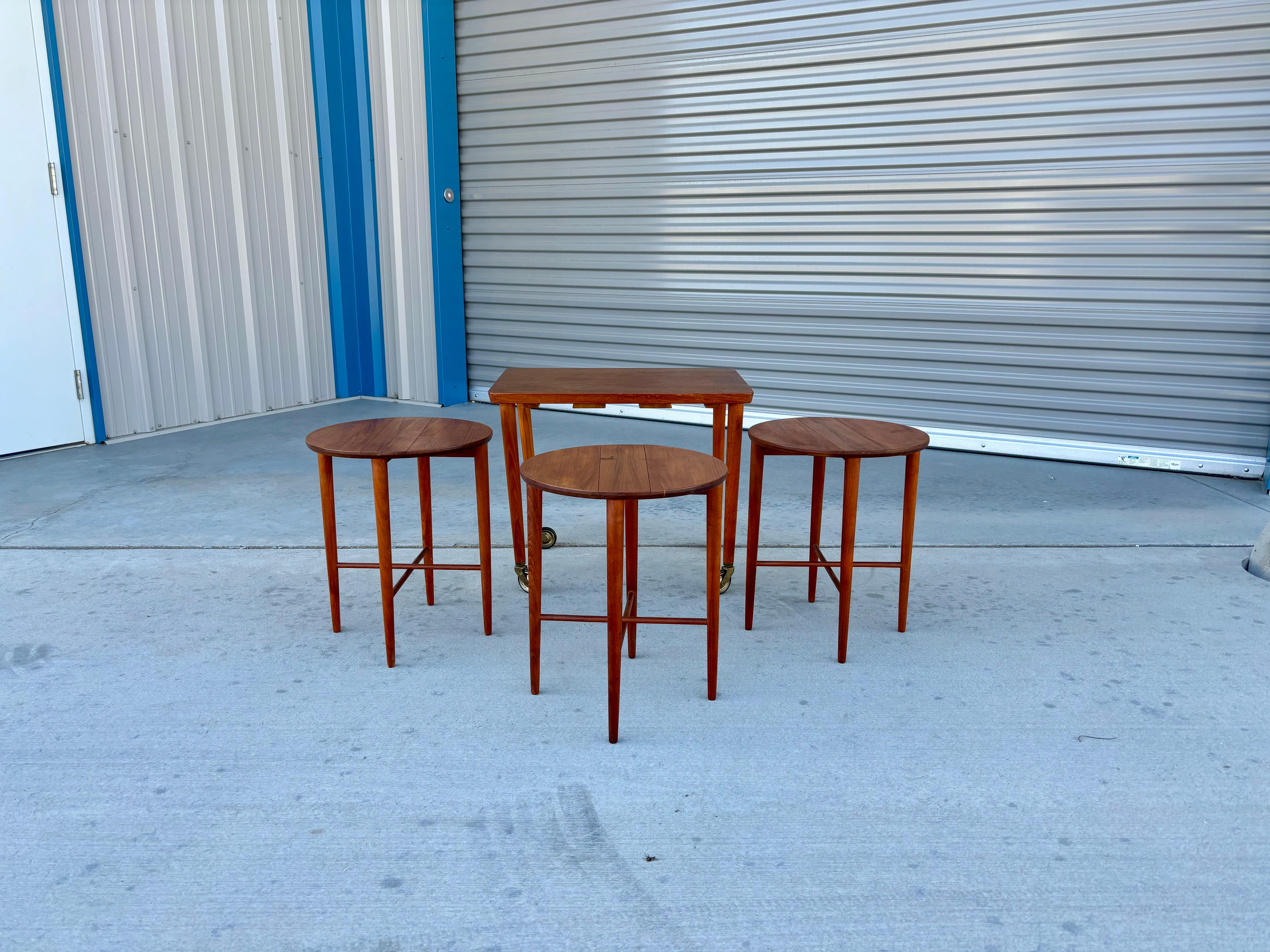 1960s Danish Modern Teak Nesting Tables von Paul Hundevad - ein Paar (Mitte des 20. Jahrhunderts) im Angebot