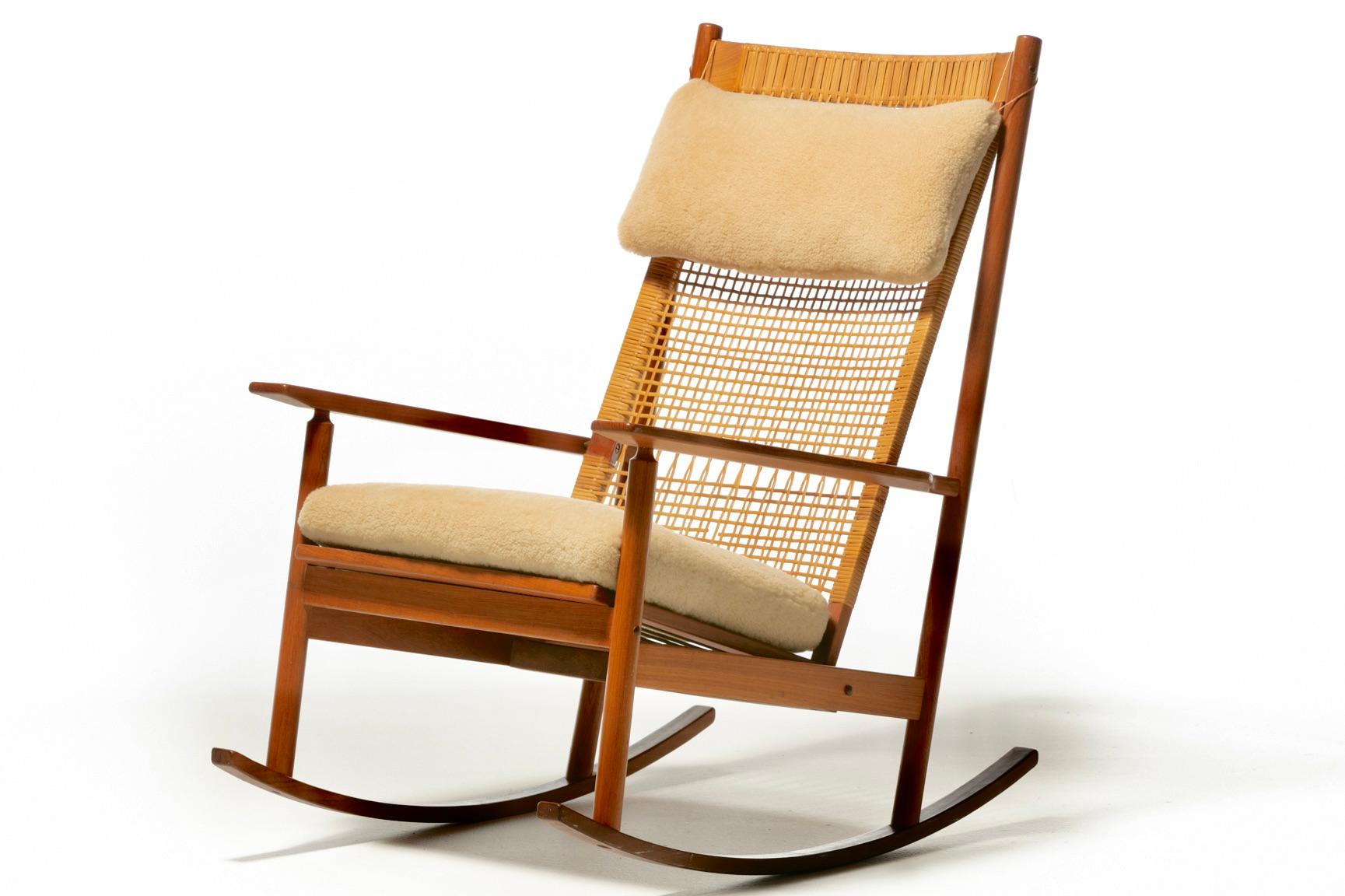 Fauteuil à bascule danois moderne en teck des années 1960 par Hans Olsen en peau de mouton crème en vente 2