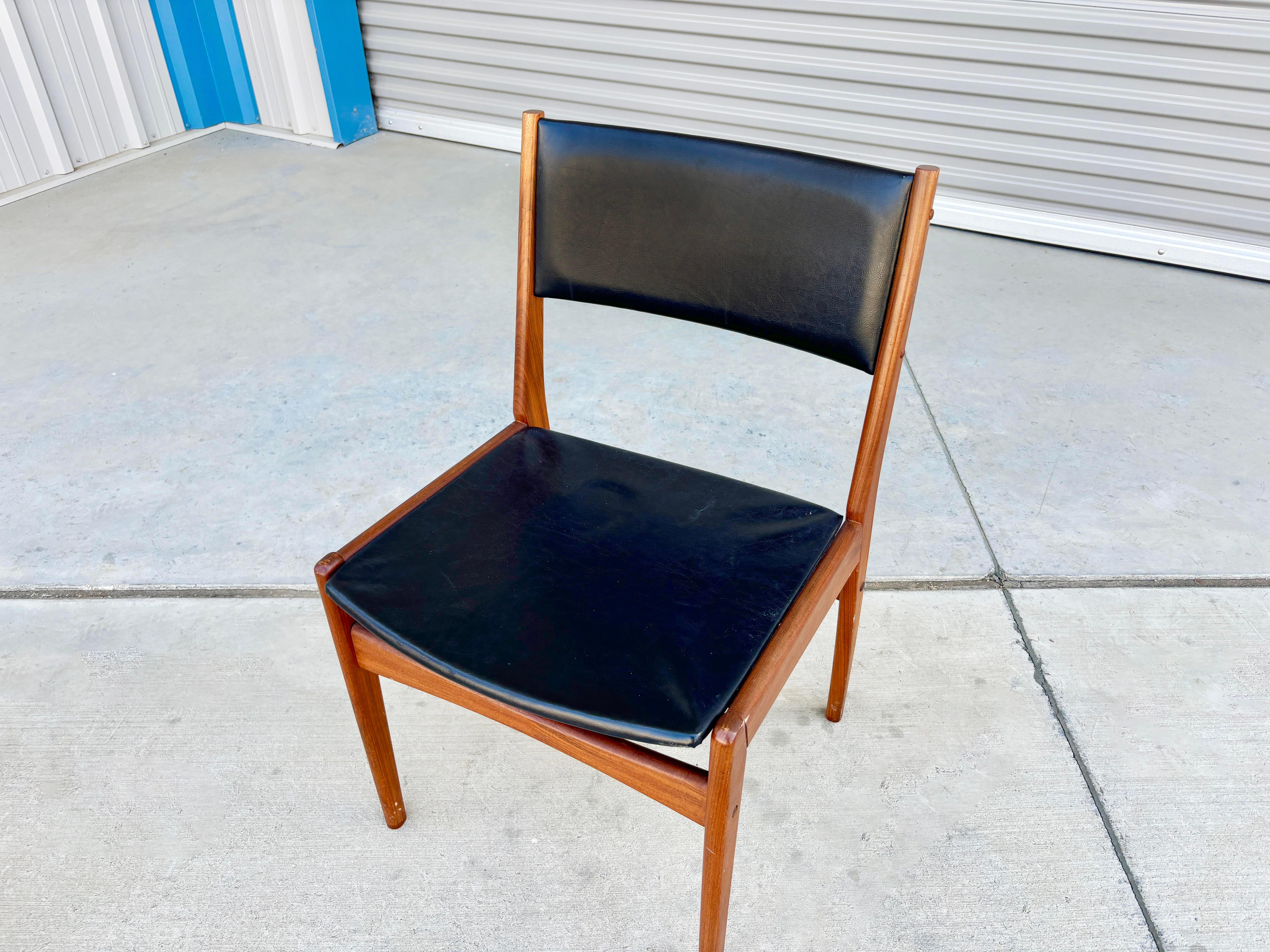 Sedie da pranzo moderne danesi in teak e vinile di Frem Rojle Frem degli anni '60 - set di 5 in vendita 3