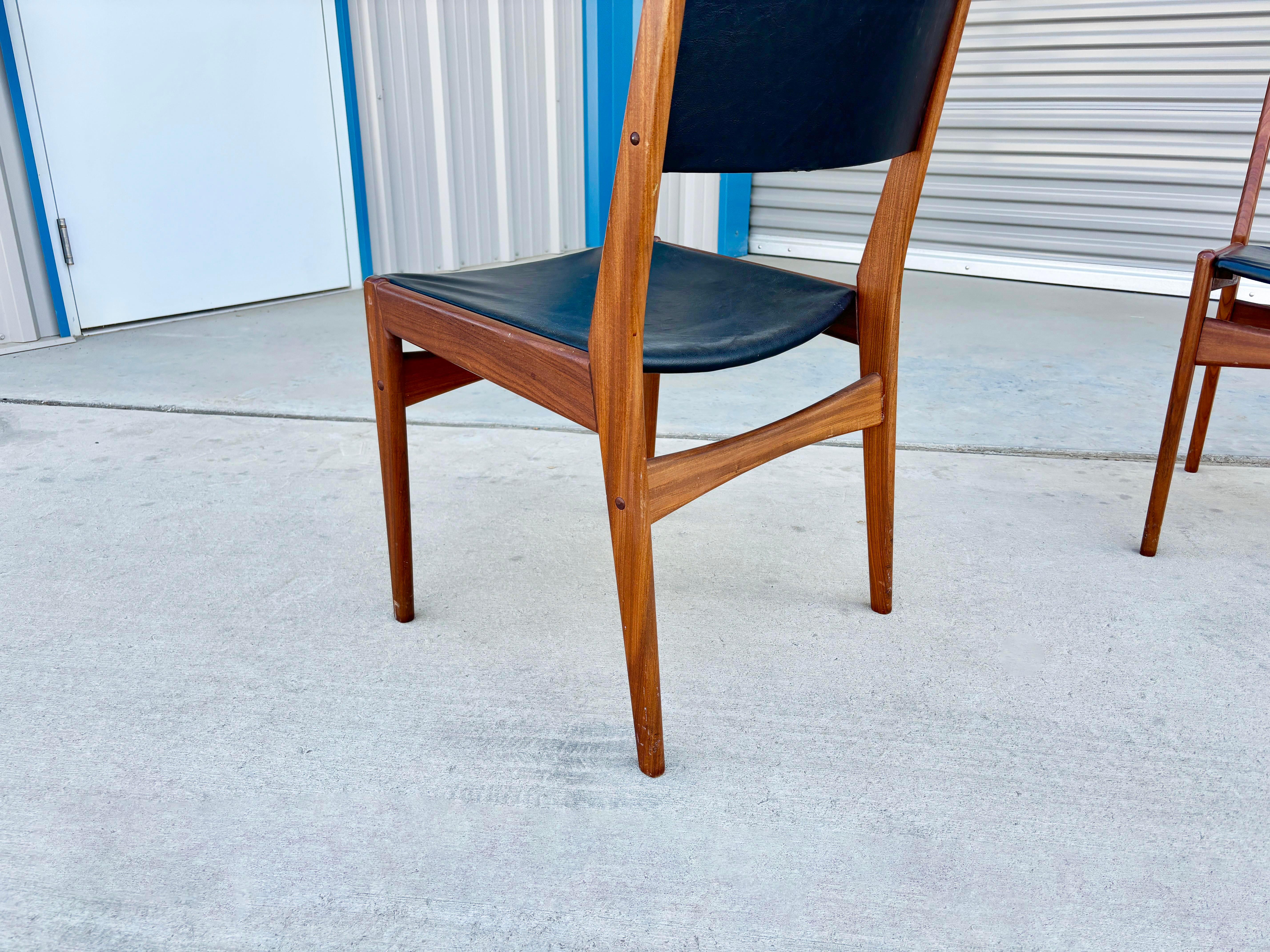 Sedie da pranzo moderne danesi in teak e vinile di Frem Rojle Frem degli anni '60 - set di 5 in vendita 6