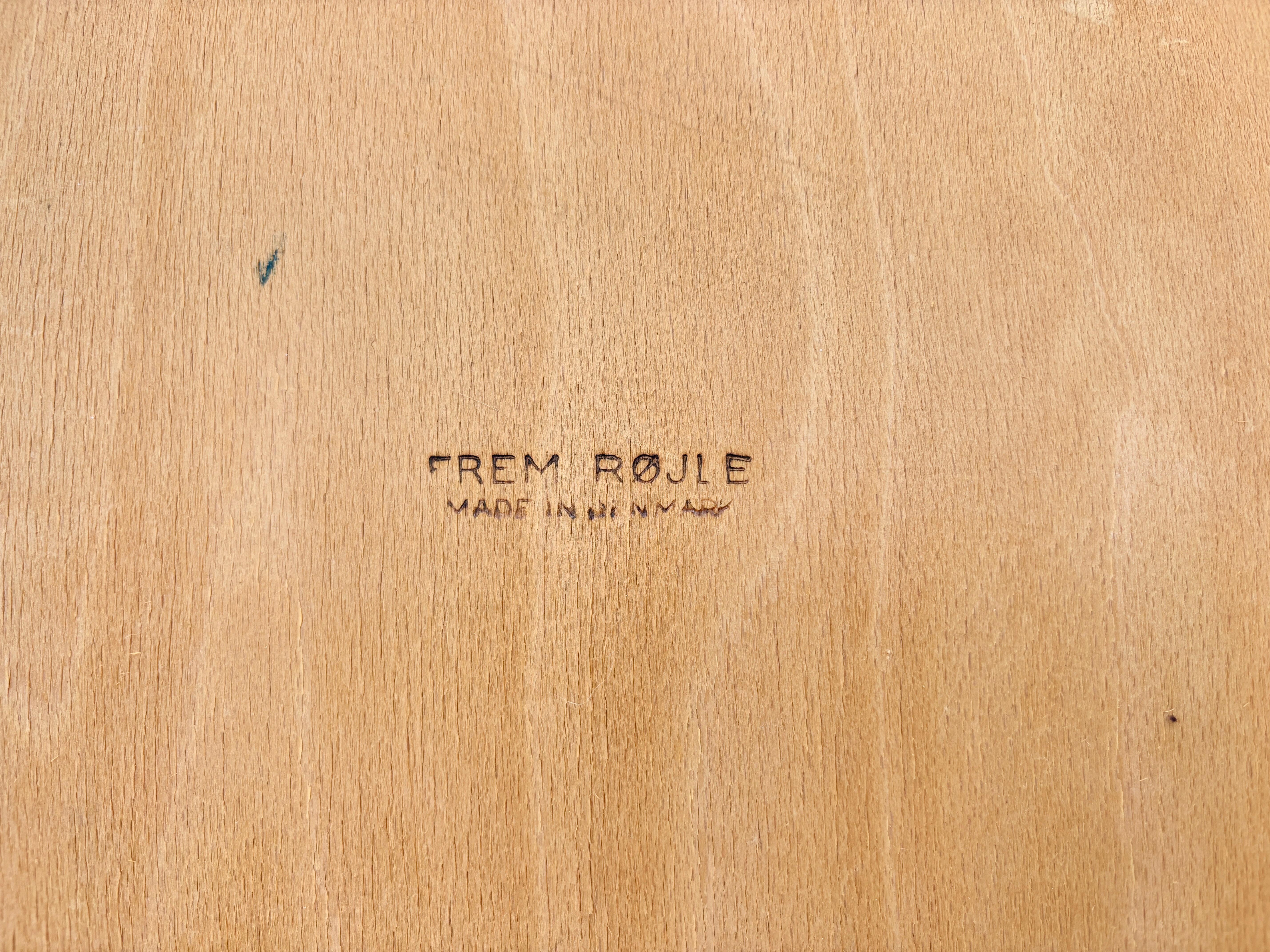 Sedie da pranzo moderne danesi in teak e vinile di Frem Rojle Frem degli anni '60 - set di 5 in vendita 7