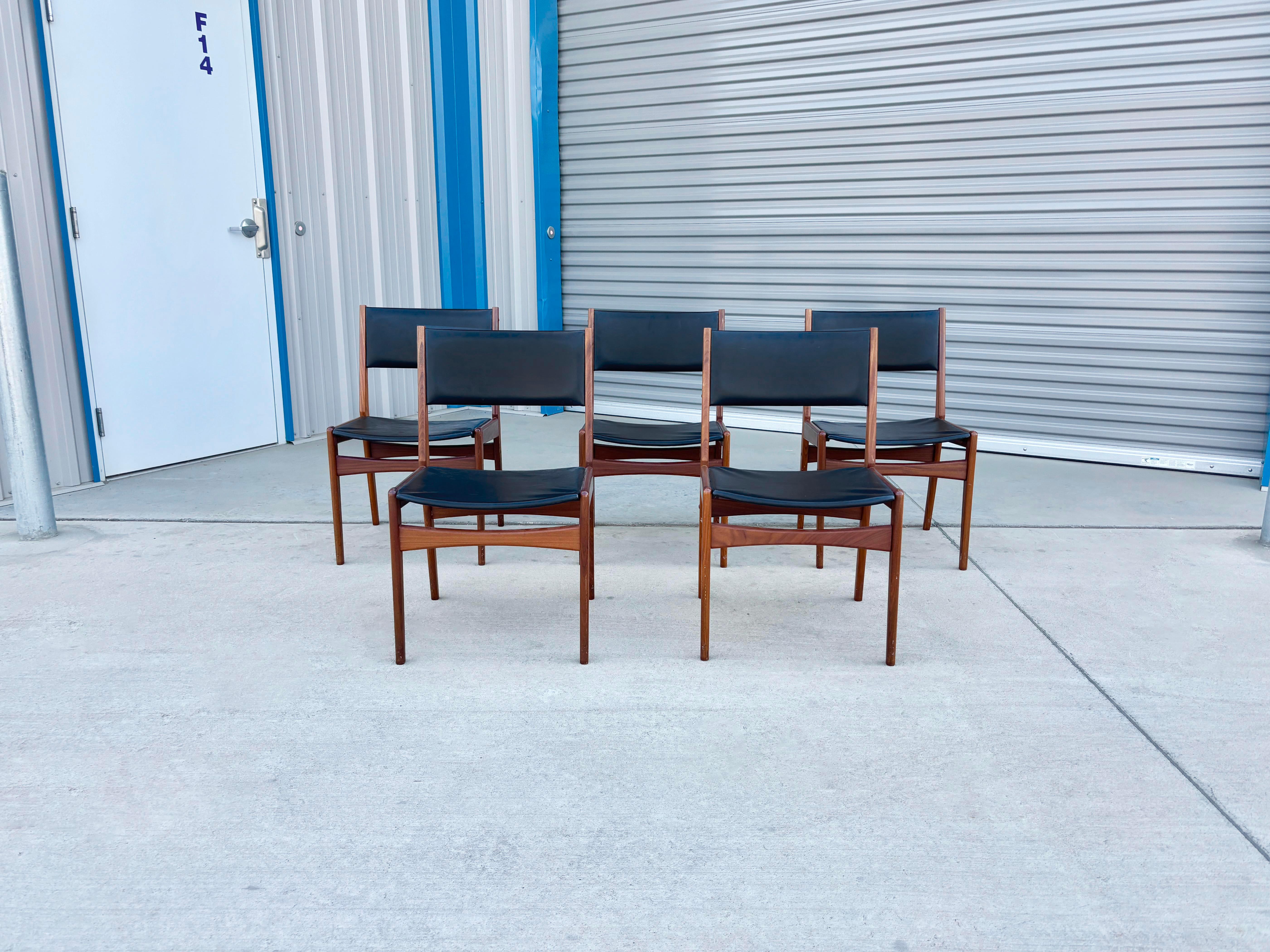 Benvenuti a Mid-Century NoHo

[Sedie da pranzo moderne in teak e vinile di Frem Rojle]

Le sedie da pranzo moderne danesi in teak con rivestimento in vinile nero sono state progettate da Frem Rojle Frem in Danimarca. Le sedie sono un set da 5 e