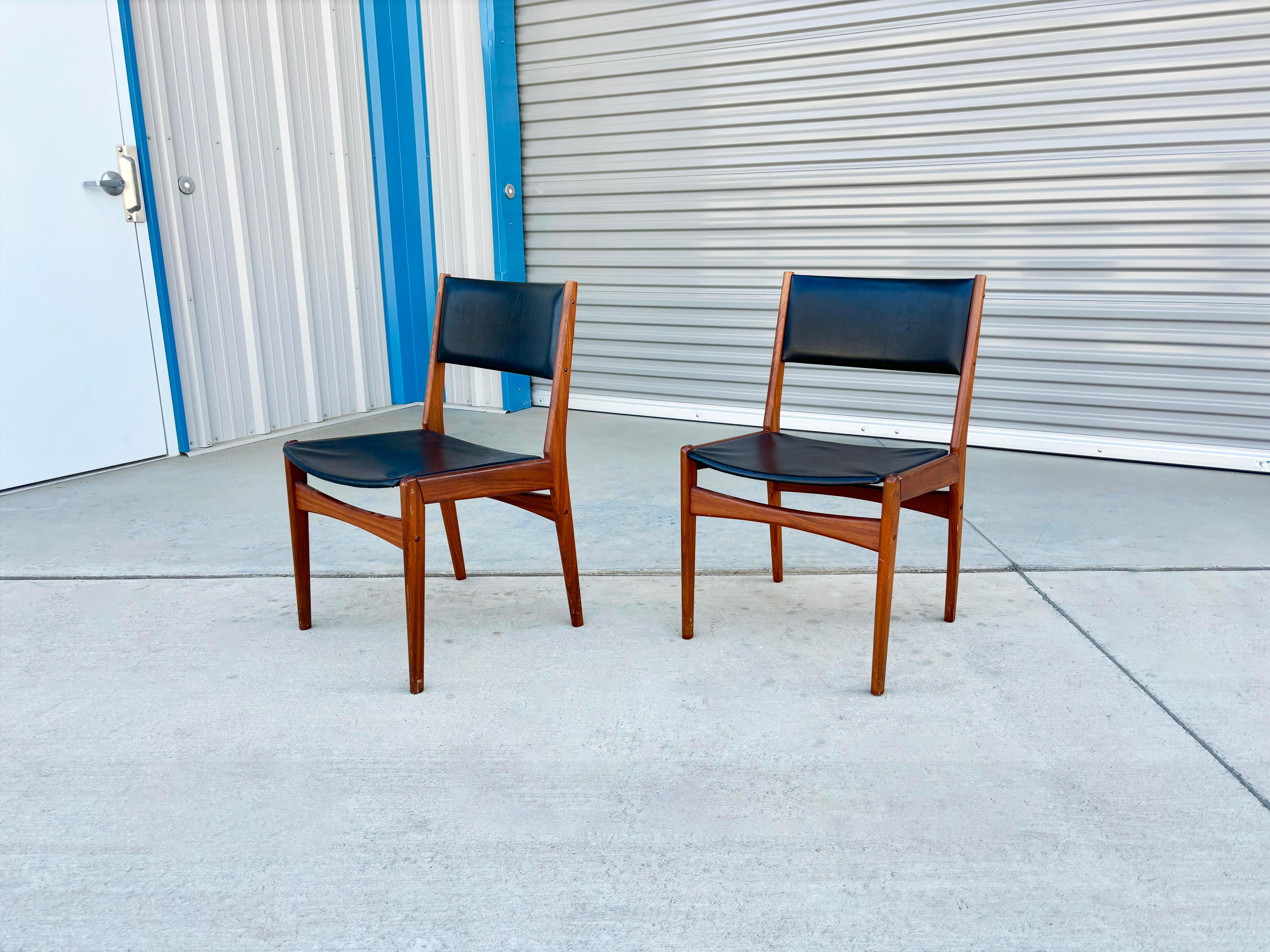 Teak Sedie da pranzo moderne danesi in teak e vinile di Frem Rojle Frem degli anni '60 - set di 5 in vendita
