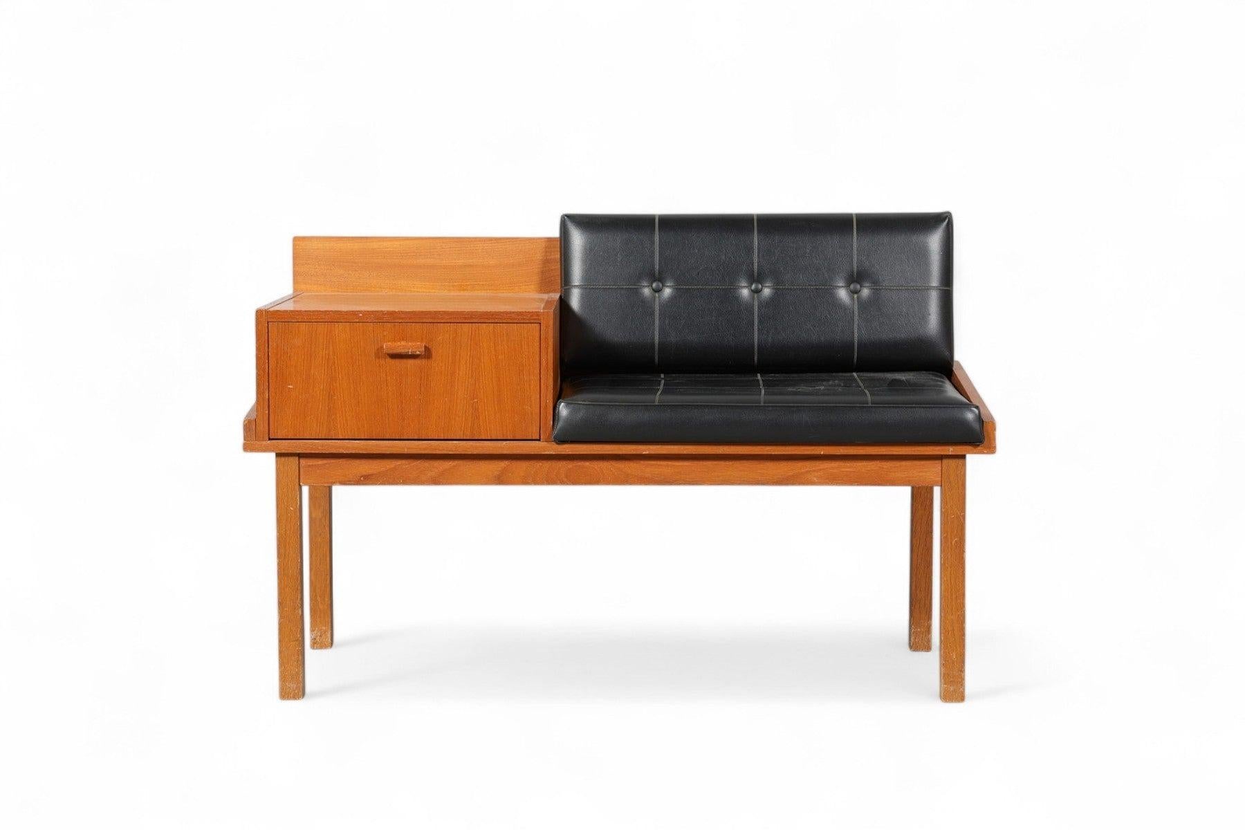 Origine : Danemark
Designer : Inconnu
Fabricant : Inconnu
Époque : années 1960
Matériaux : Teck
Dimensions : 38,5″ de largeur x 15,75″ de profondeur x 25,5″ de hauteur ; Hauteur du siège 16