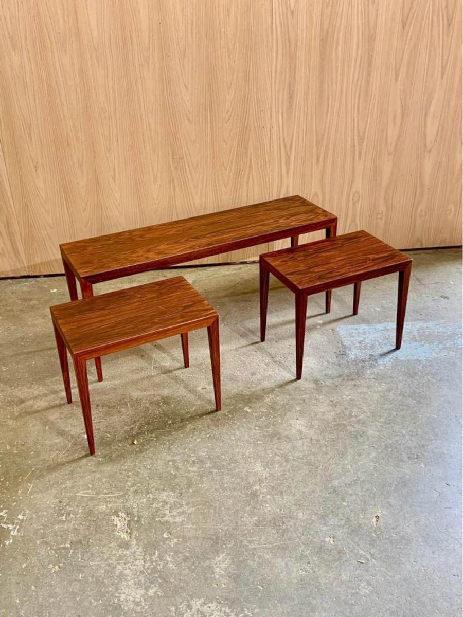 Estamos encantados de presentar un exquisito conjunto de mesas nido danesas, diseñadas en la década de 1950 por el renombrado Severin Hansen. Estas mesas, fabricadas con un magnífico palisandro brasileño, presentan un diseño minimalista, realzado