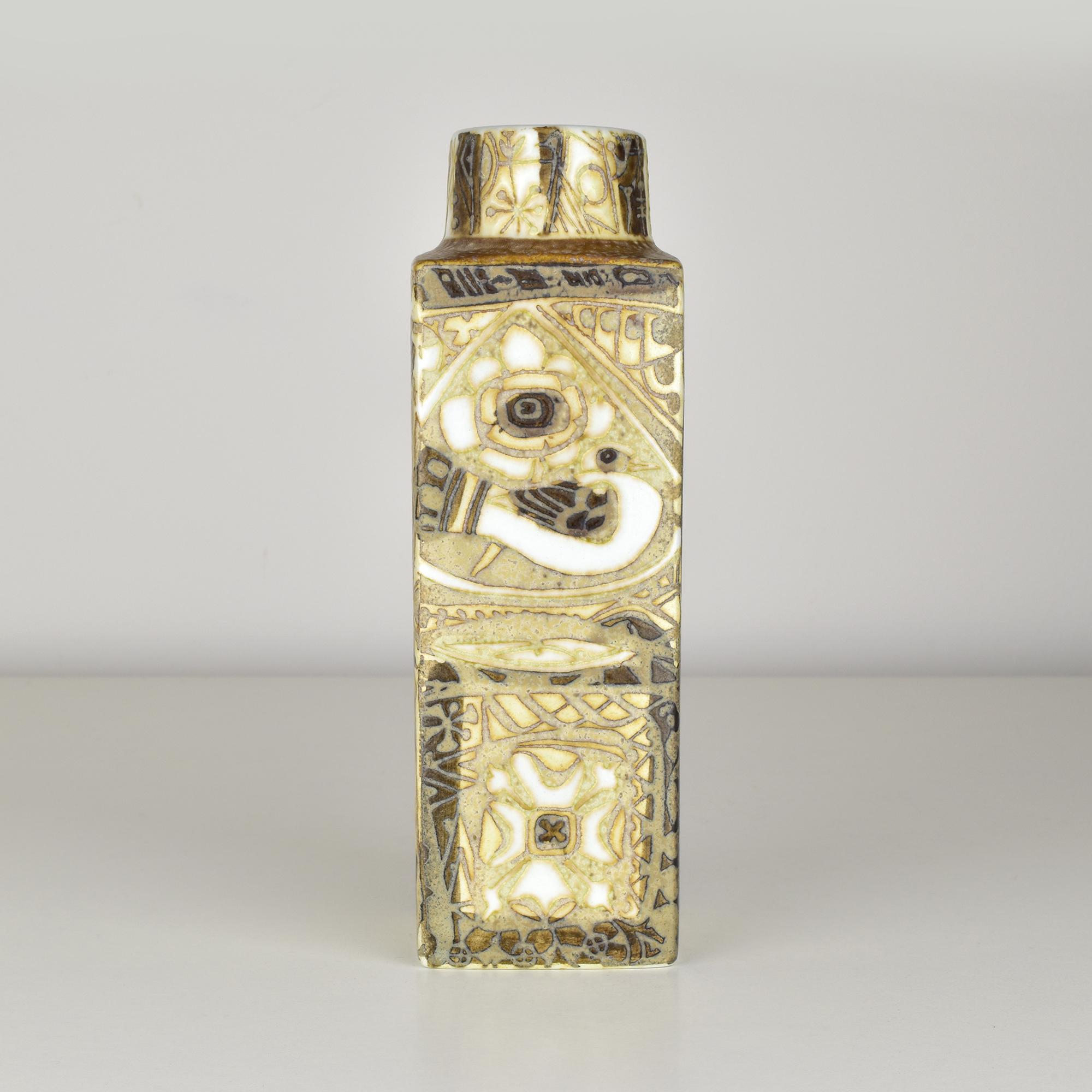Questo è un vaso Baca di Royal Copenhagen disegnato da Nils Thorsson. Il vaso è caratterizzato da una forma quadrata e da intricati motivi geometrici e astratti, tipici dello stile di Thorsson. La superficie presenta tonalità ricche e terrose,