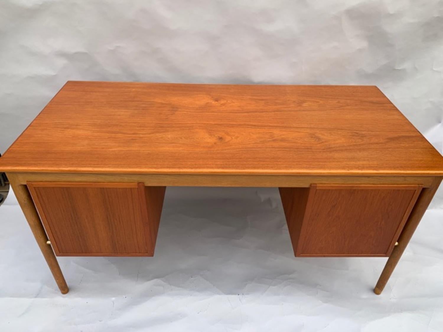 1960s Danish Oak and Teak Desk Børge Mogensen Style 4
