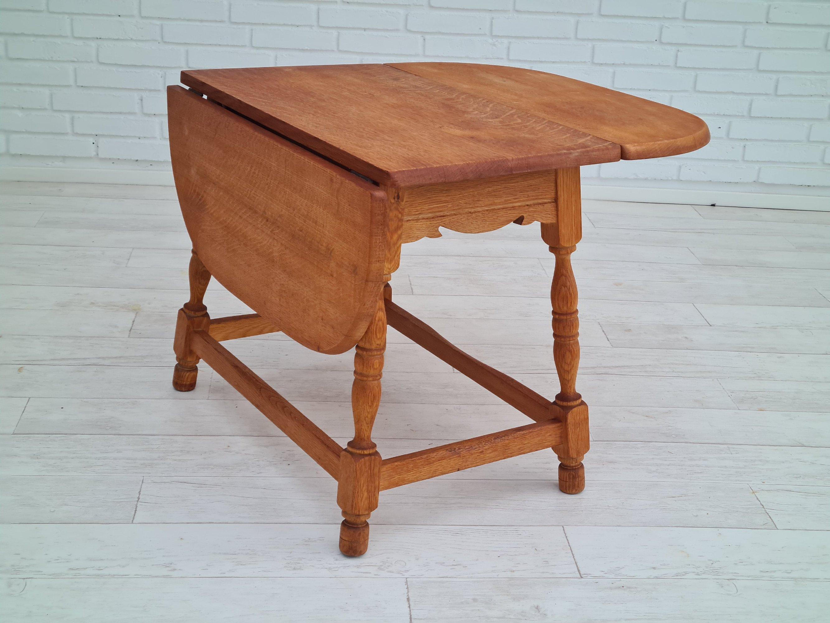 1960s, Danish Oak Coffee Table, Henning Kjærnulf Style In Good Condition For Sale In Tarm, 82