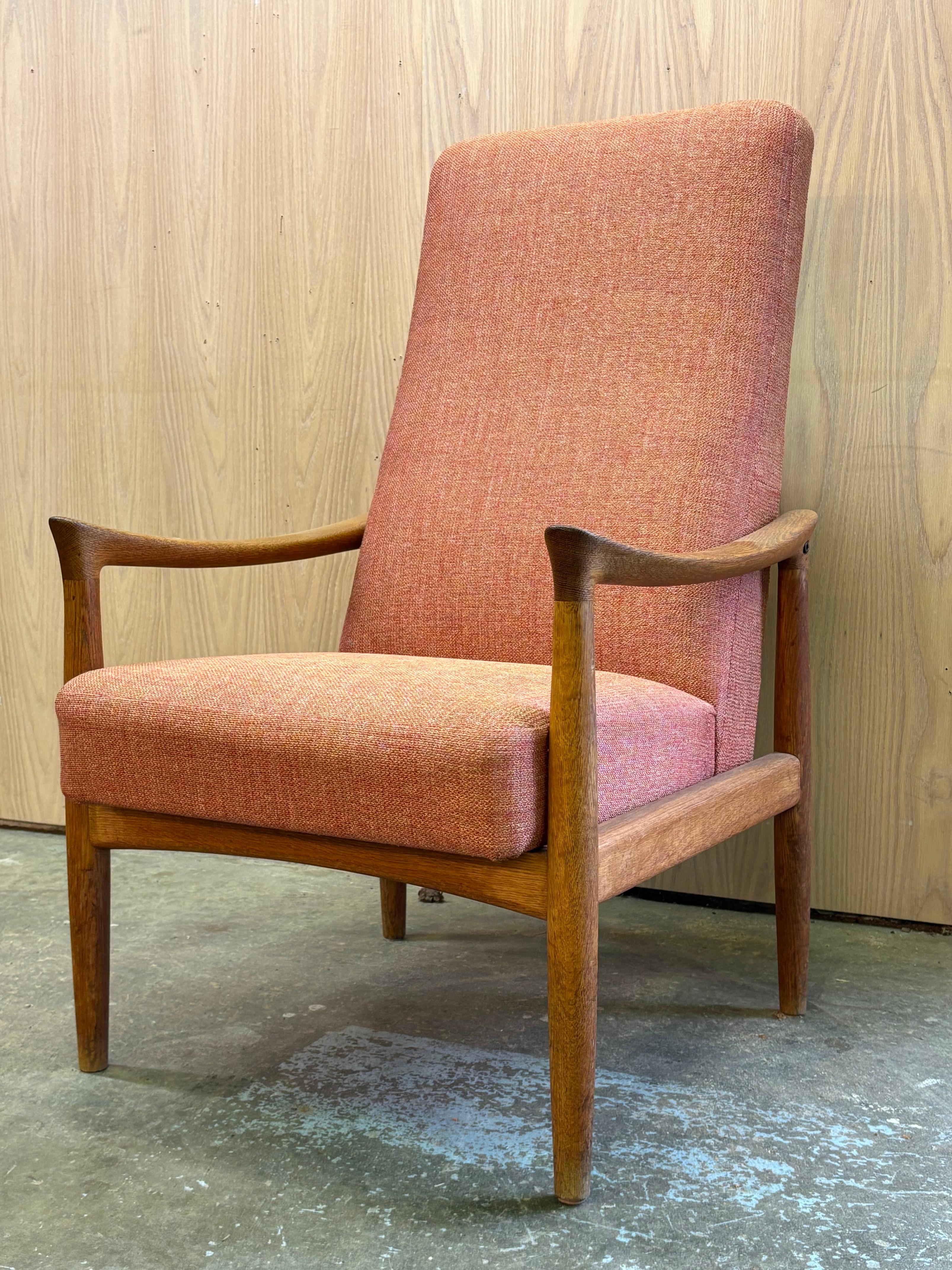 1960s Danish Oak Lounge Chair by Fritz Hansen (Mitte des 20. Jahrhunderts) im Angebot
