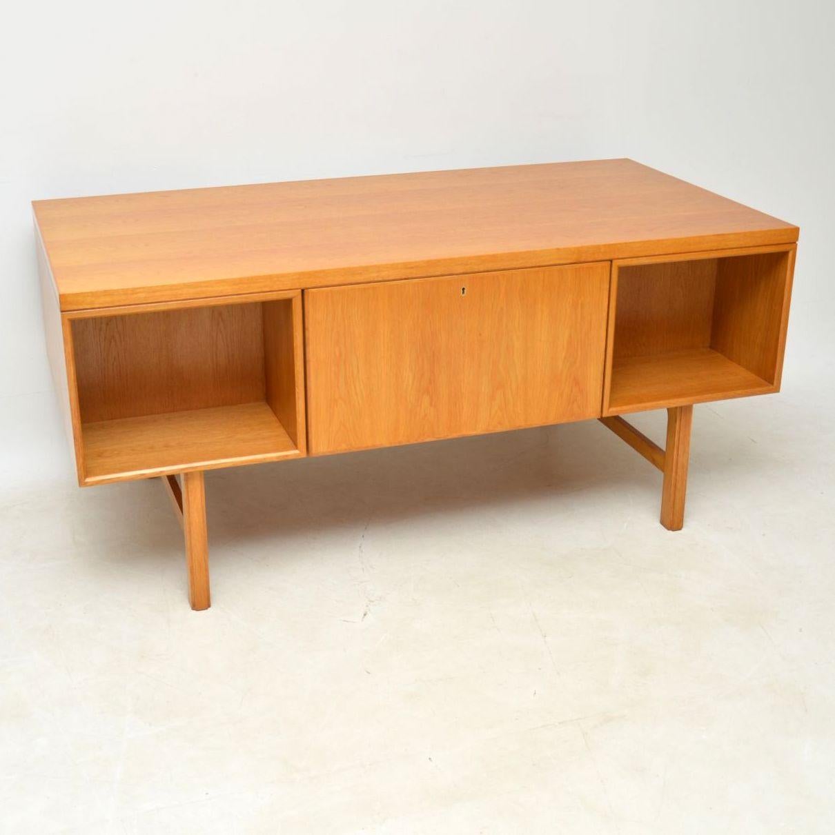 1960s Danish Oak Vintage Desk by Gunni Omann 4