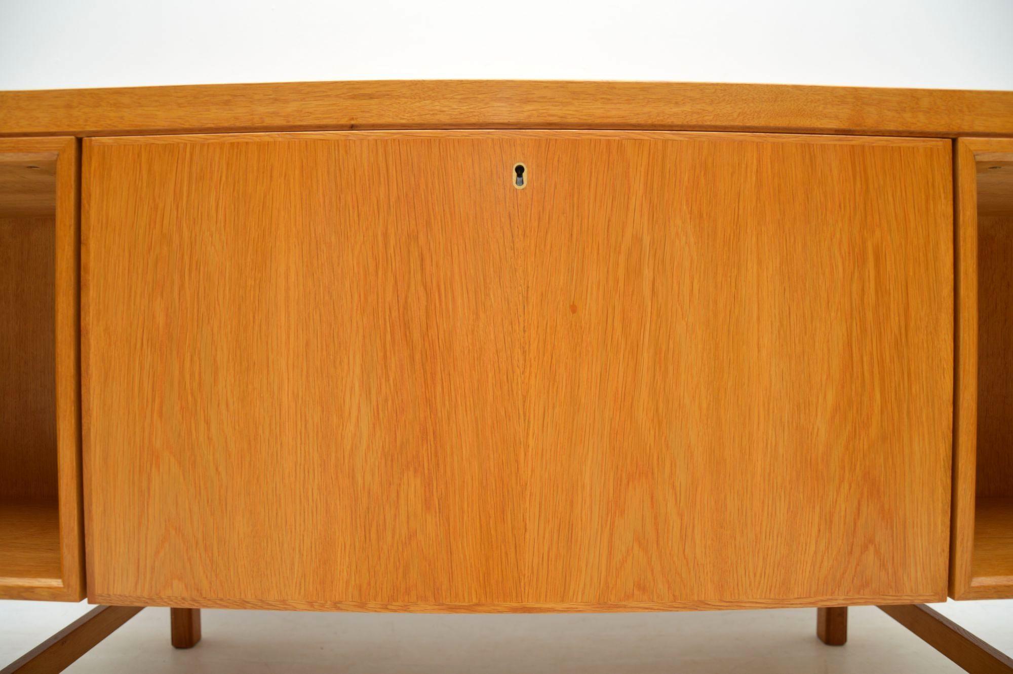 1960s Danish Oak Vintage Desk by Gunni Omann 6