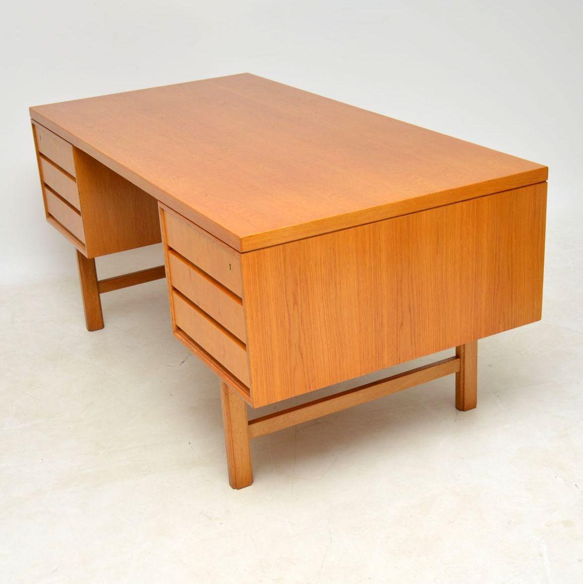 1960s Danish Oak Vintage Desk by Gunni Omann 1