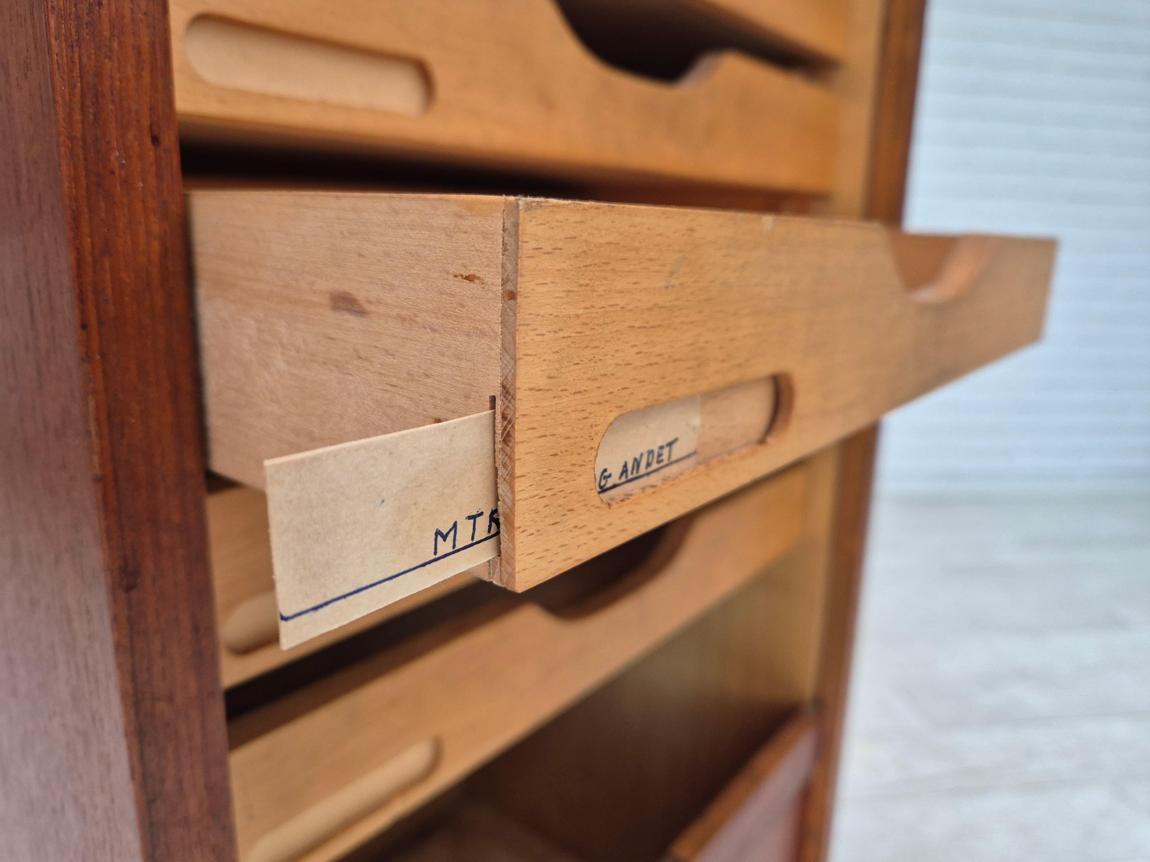 Anni '60, mobile da ufficio Wood, condizioni originali, legno di teak, porta scorrevole. in vendita 4