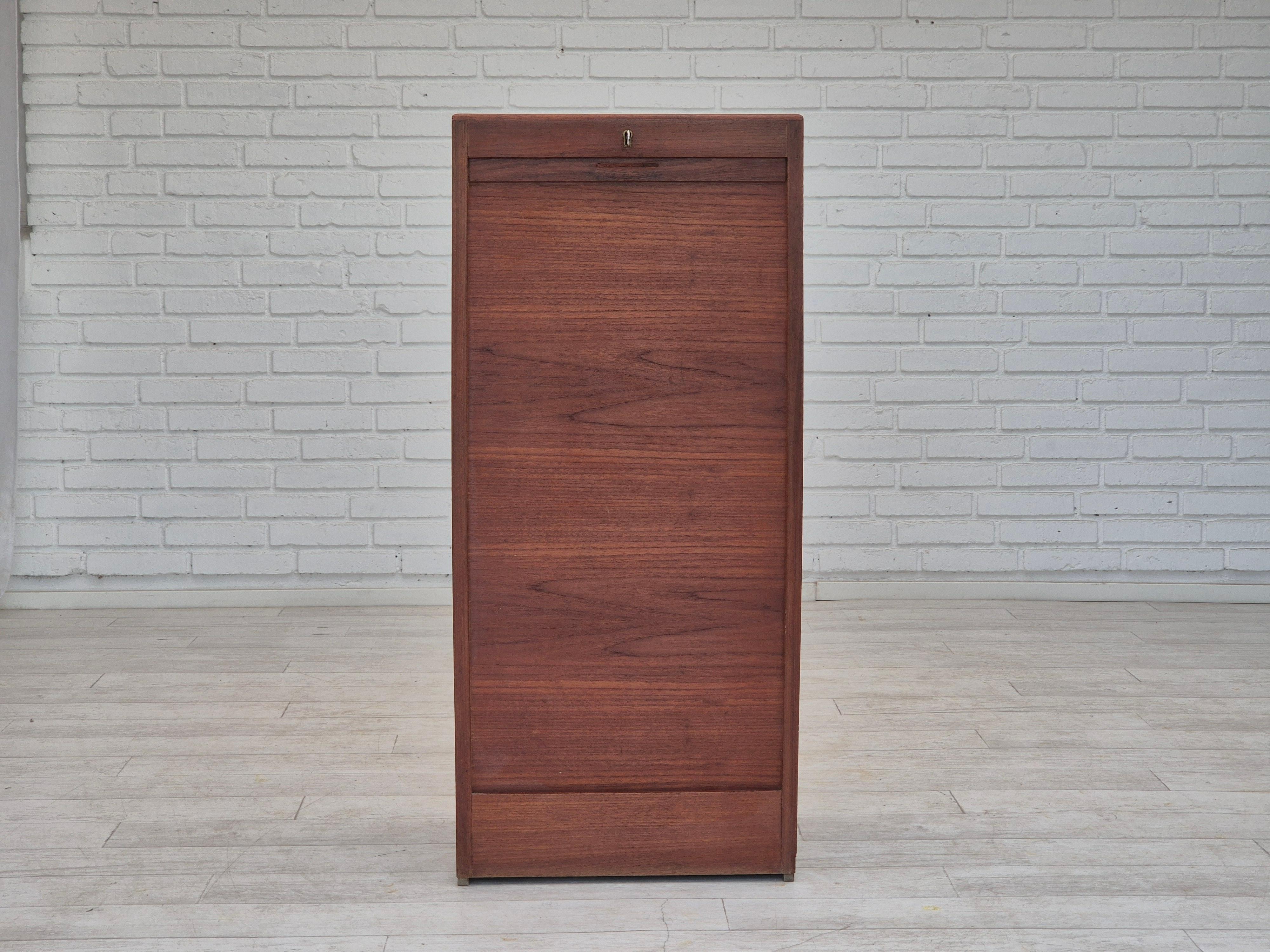 Anni '60, mobile da ufficio danese. Condizioni originali buone: nessun odore e nessuna macchia. Legno di teak, porte scorrevoli, cassetti interni. Prodotto dal produttore danese di mobili B.Groth Møbelfabrik negli anni 1955-60 circa. Il mobile è