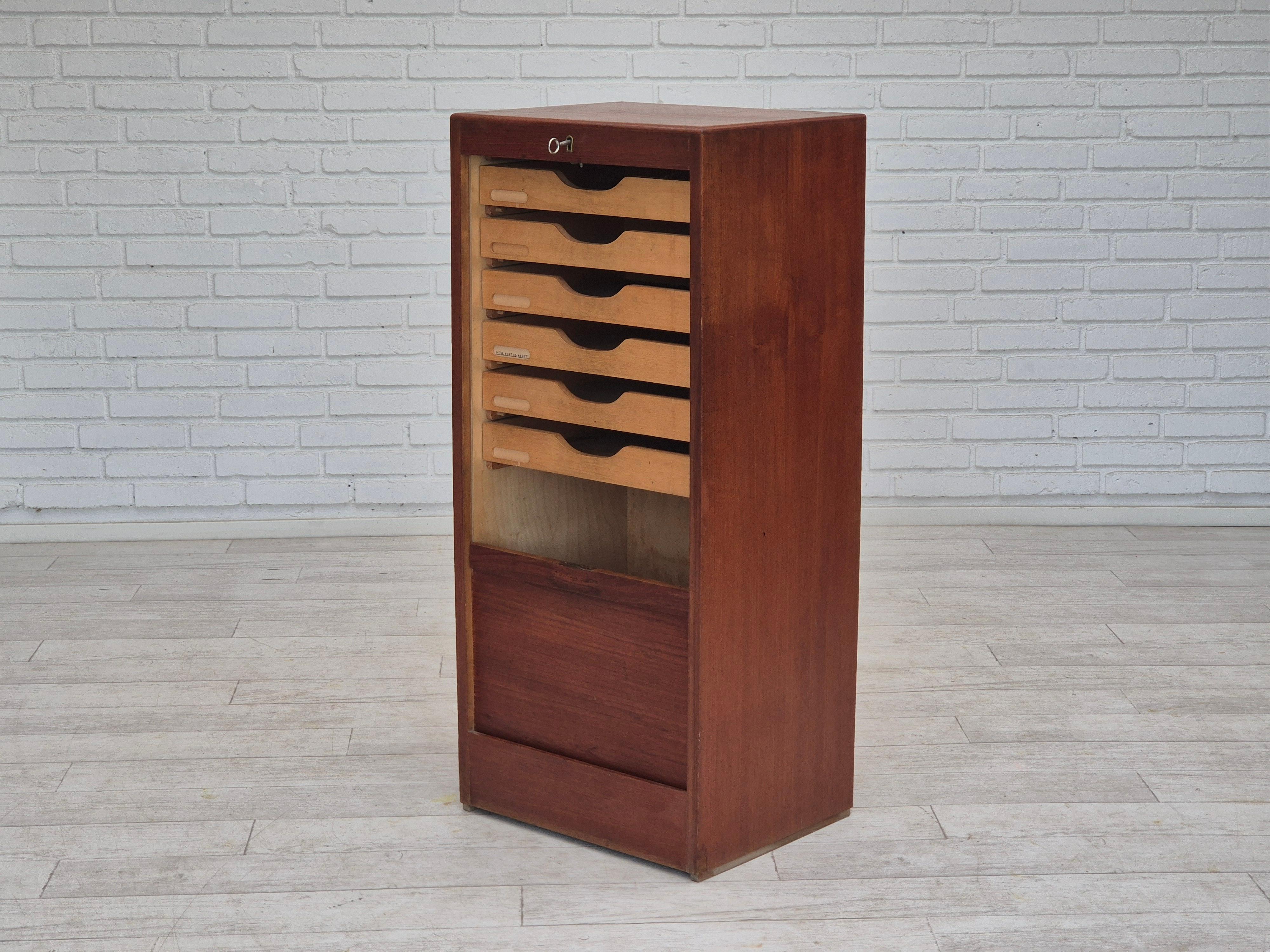 Metà XX secolo Anni '60, mobile da ufficio Wood, condizioni originali, legno di teak, porta scorrevole. in vendita