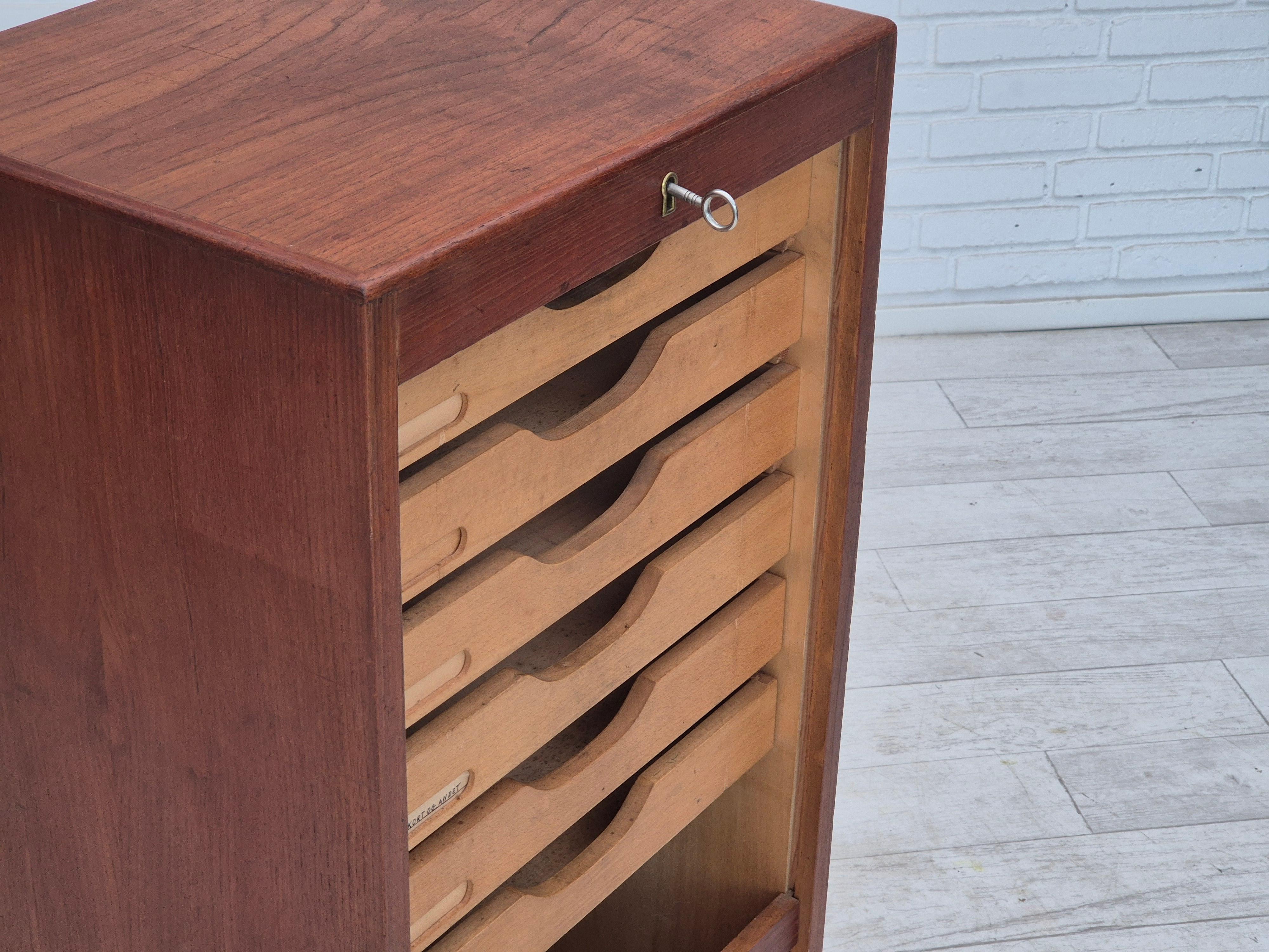 Anni '60, mobile da ufficio Wood, condizioni originali, legno di teak, porta scorrevole. in vendita 1