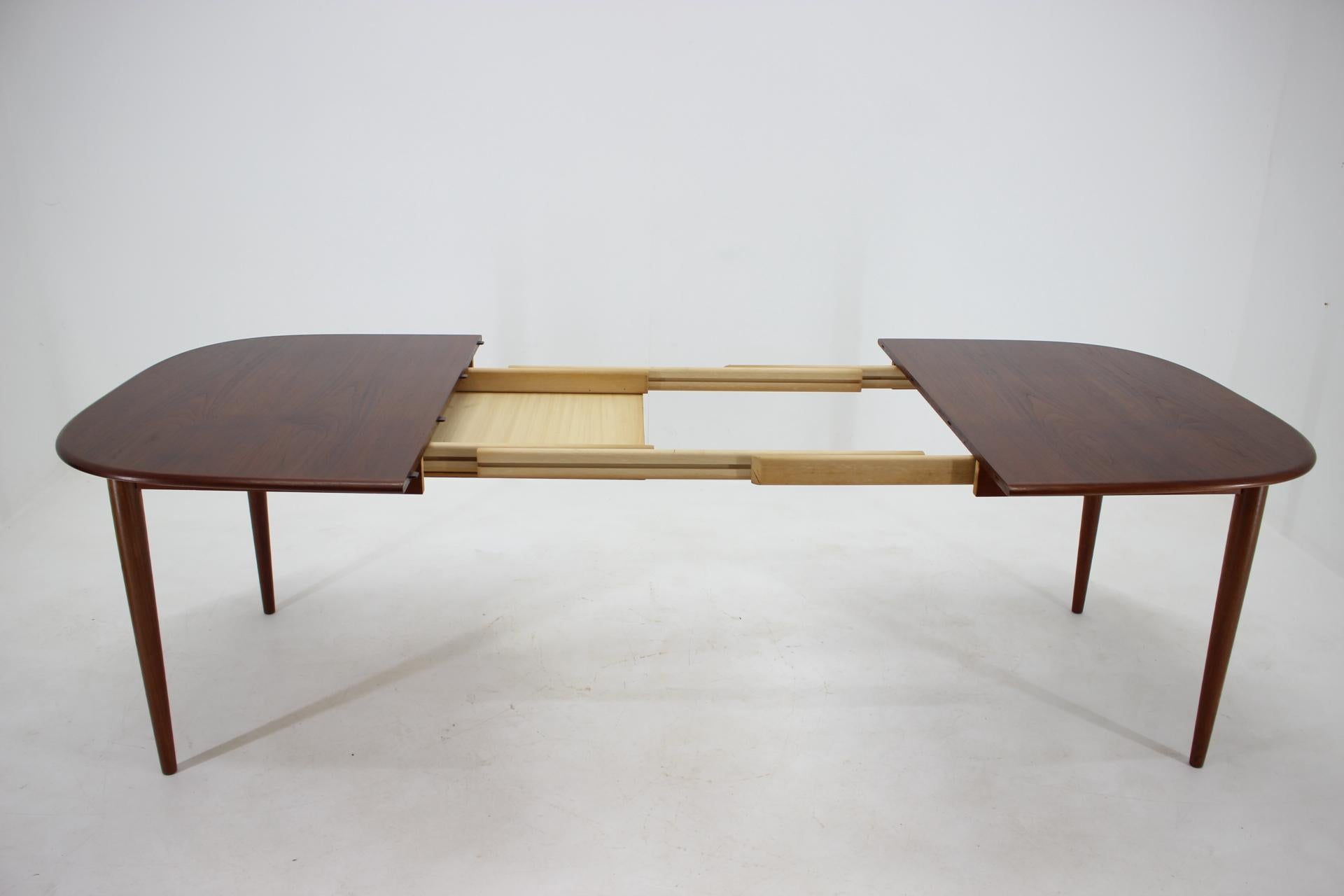 1960s Danish Oval Teak Extendable Table 6