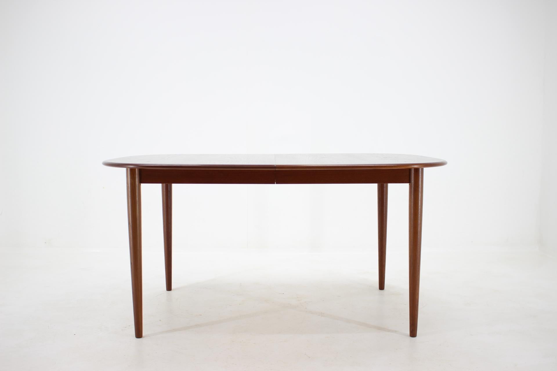 - This table is made of teak wood and teak veneer
- Can be extended up to 248 and 252 cm 
- This item was carefully refurbished.