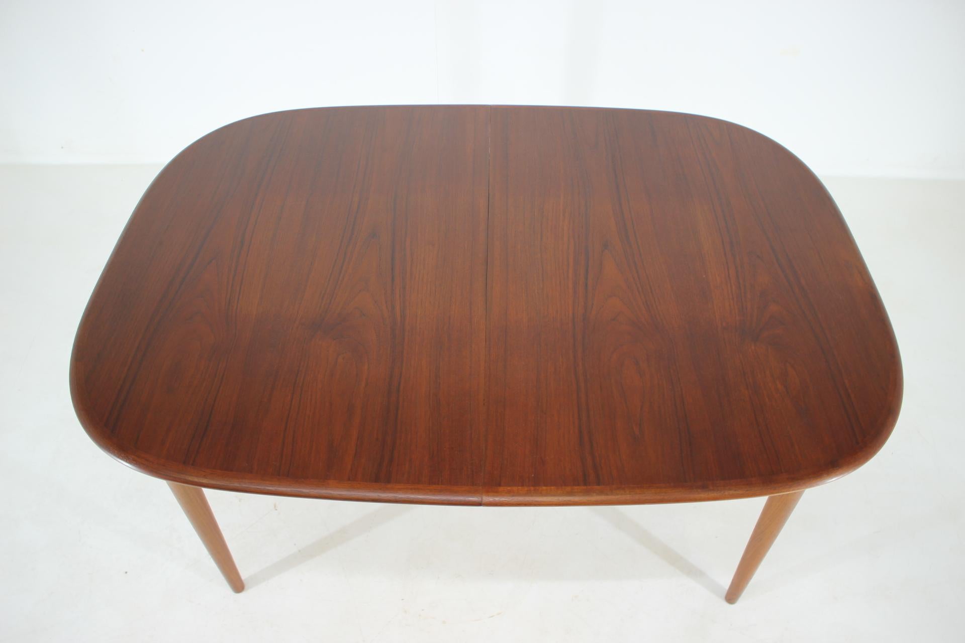 1960s Danish Oval Teak Extendable Table In Good Condition In Praha, CZ