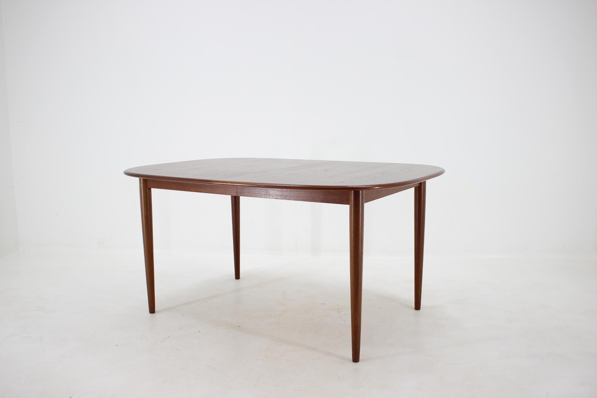 Mid-20th Century 1960s Danish Oval Teak Extendable Table