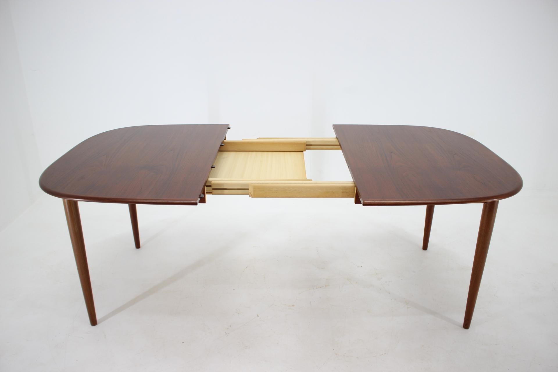 1960s Danish Oval Teak Extendable Table 1
