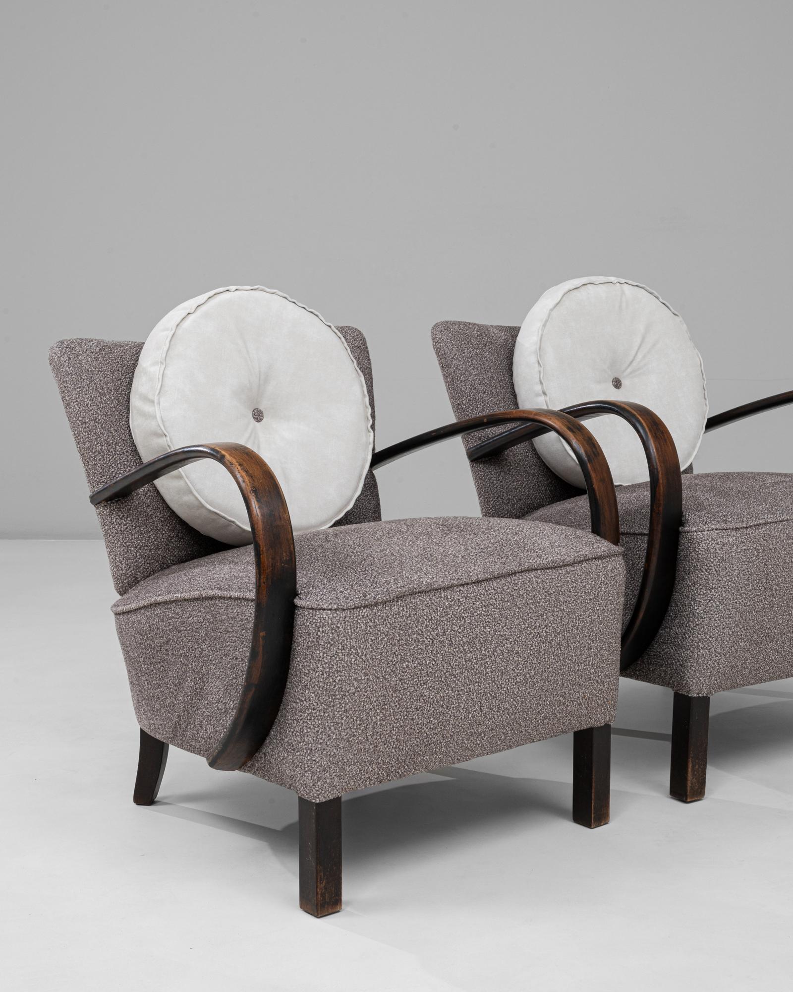 1960s Danish Pair of Art Deco Upholstered Armchairs With Round Pillows en venta 8