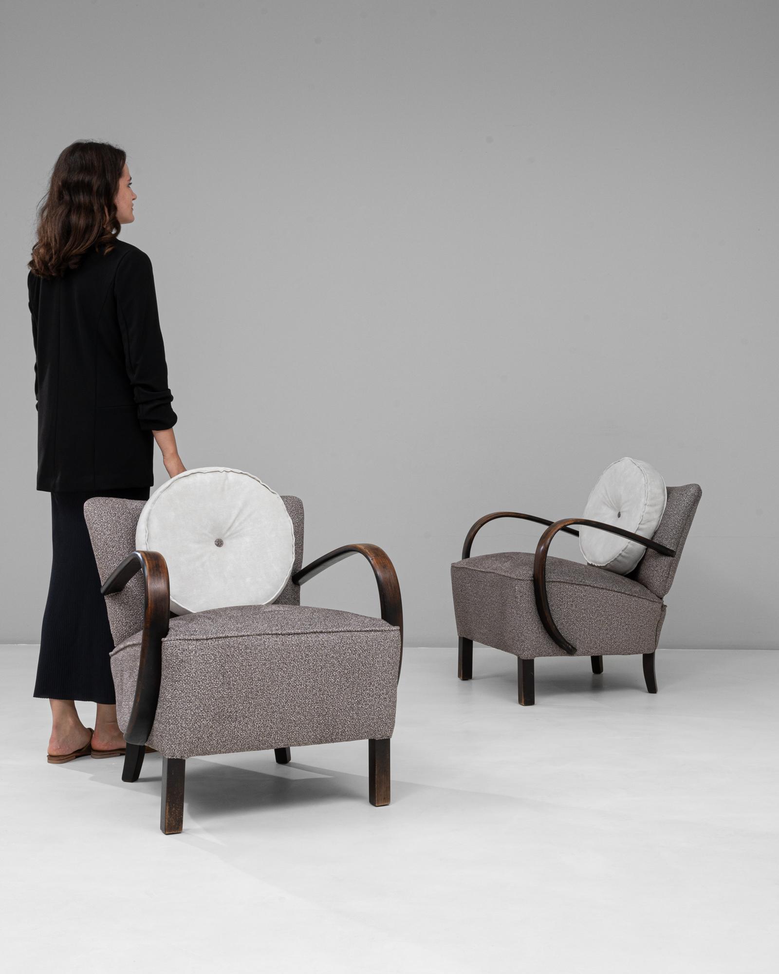 1960s Danish Pair of Art Deco Upholstered Armchairs With Round Pillows Art Decó en venta