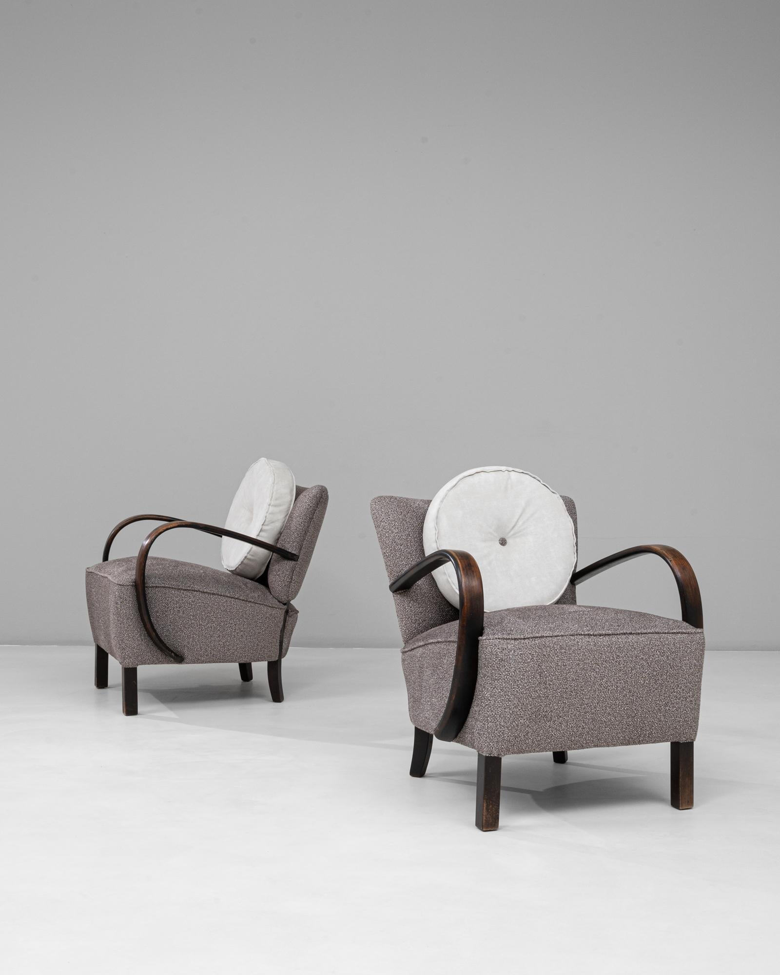 1960s Danish Pair of Art Deco Upholstered Armchairs With Round Pillows Danés en venta