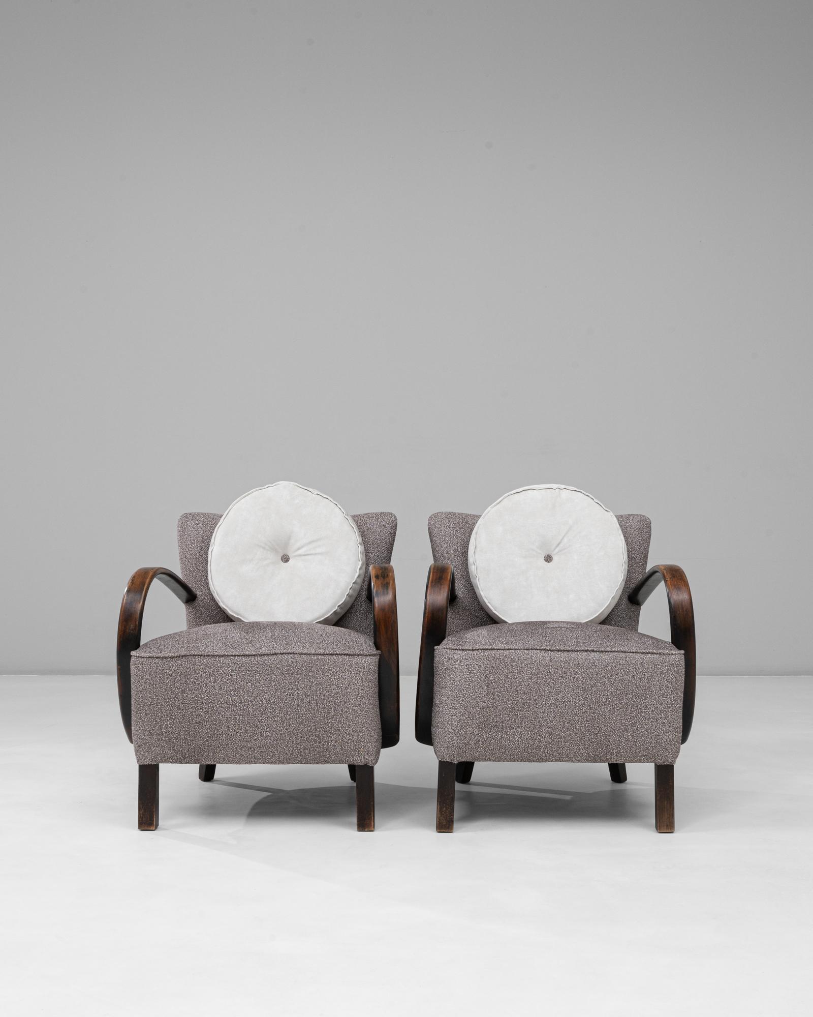 1960s Danish Pair of Art Deco Upholstered Armchairs With Round Pillows en Bueno estado para la venta en High Point, NC