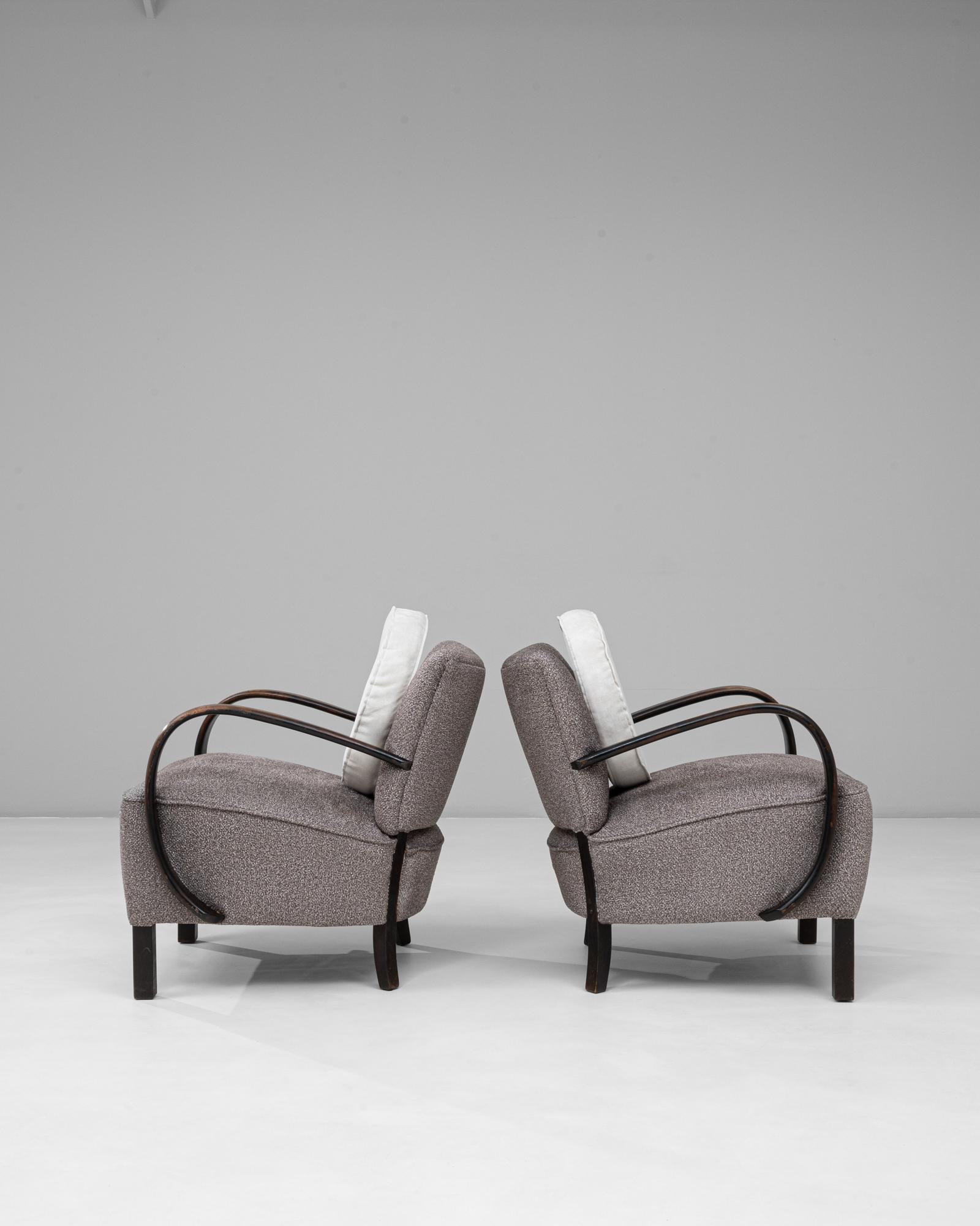 1960s Danish Pair of Art Deco Upholstered Armchairs With Round Pillows siglo XX en venta