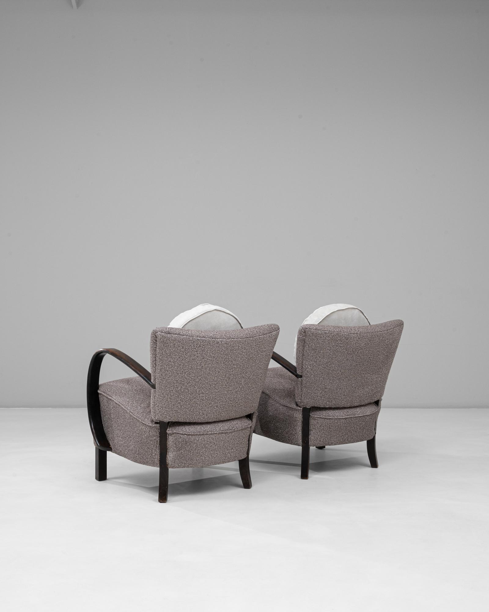 1960s Danish Pair of Art Deco Upholstered Armchairs With Round Pillows Tapicería en venta