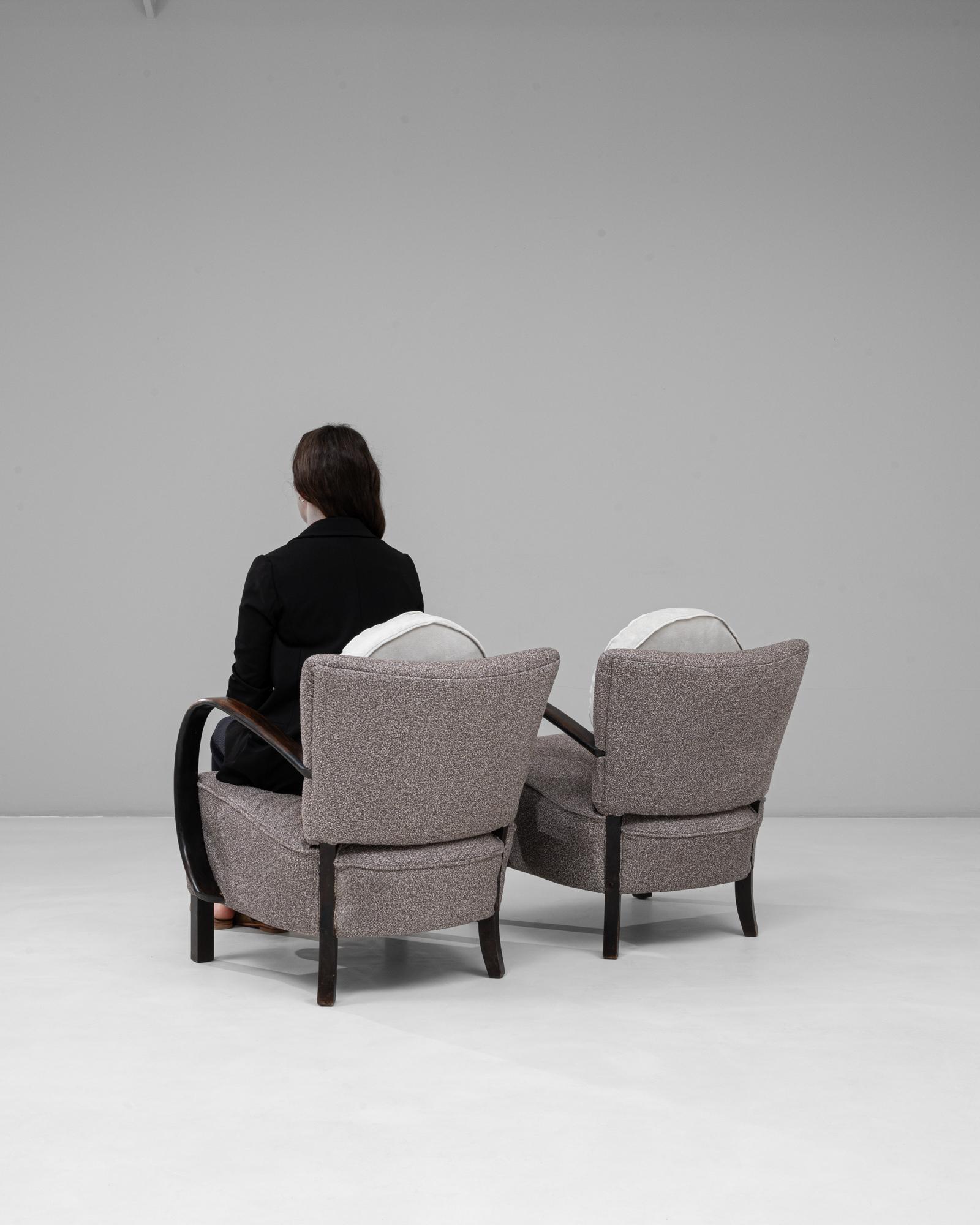 1960s Danish Pair of Art Deco Upholstered Armchairs With Round Pillows en venta 1