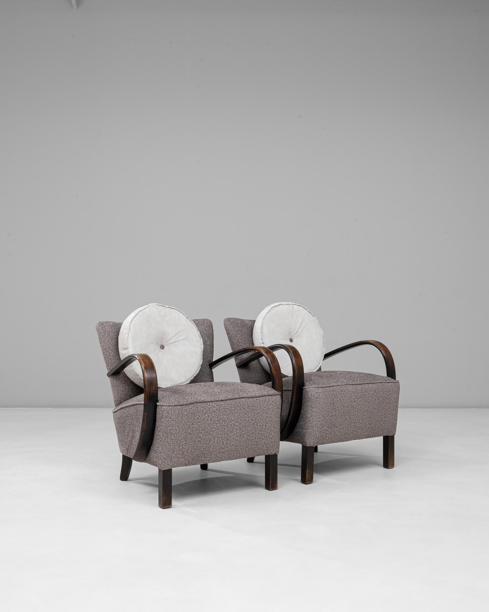 1960s Danish Pair of Art Deco Upholstered Armchairs With Round Pillows en venta 2