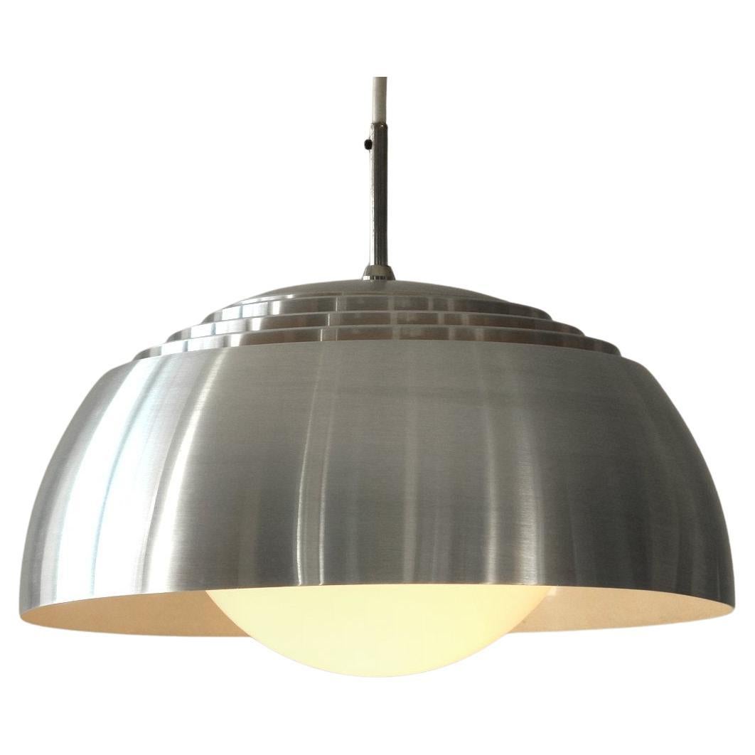 Lampada a sospensione danese del 1960, alluminio lucidato con globo di vetro opalino