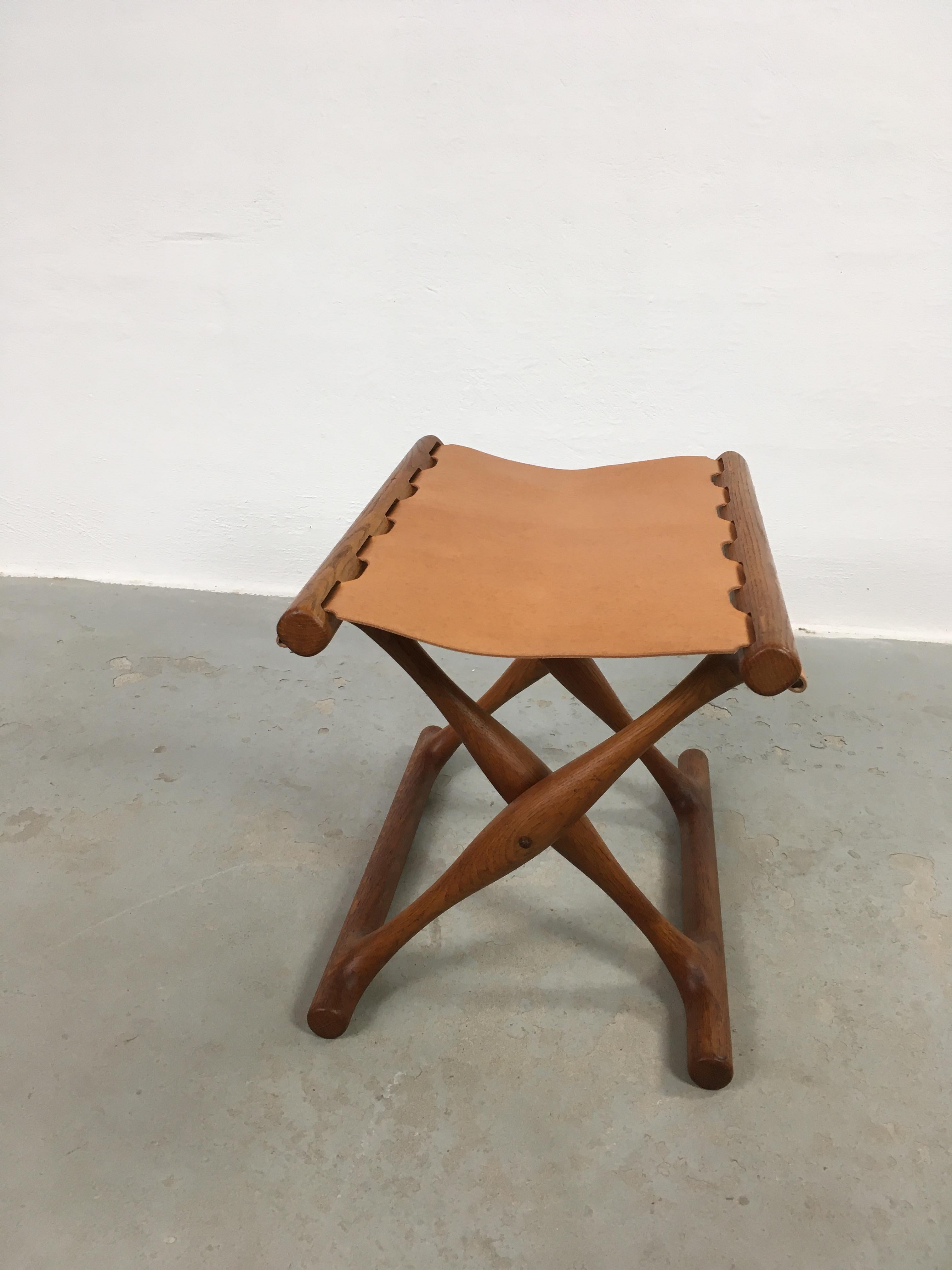 1960's Danish Poul Hundevad Folding Footstool in Oak and Leather Seat In Good Condition For Sale In Knebel, DK