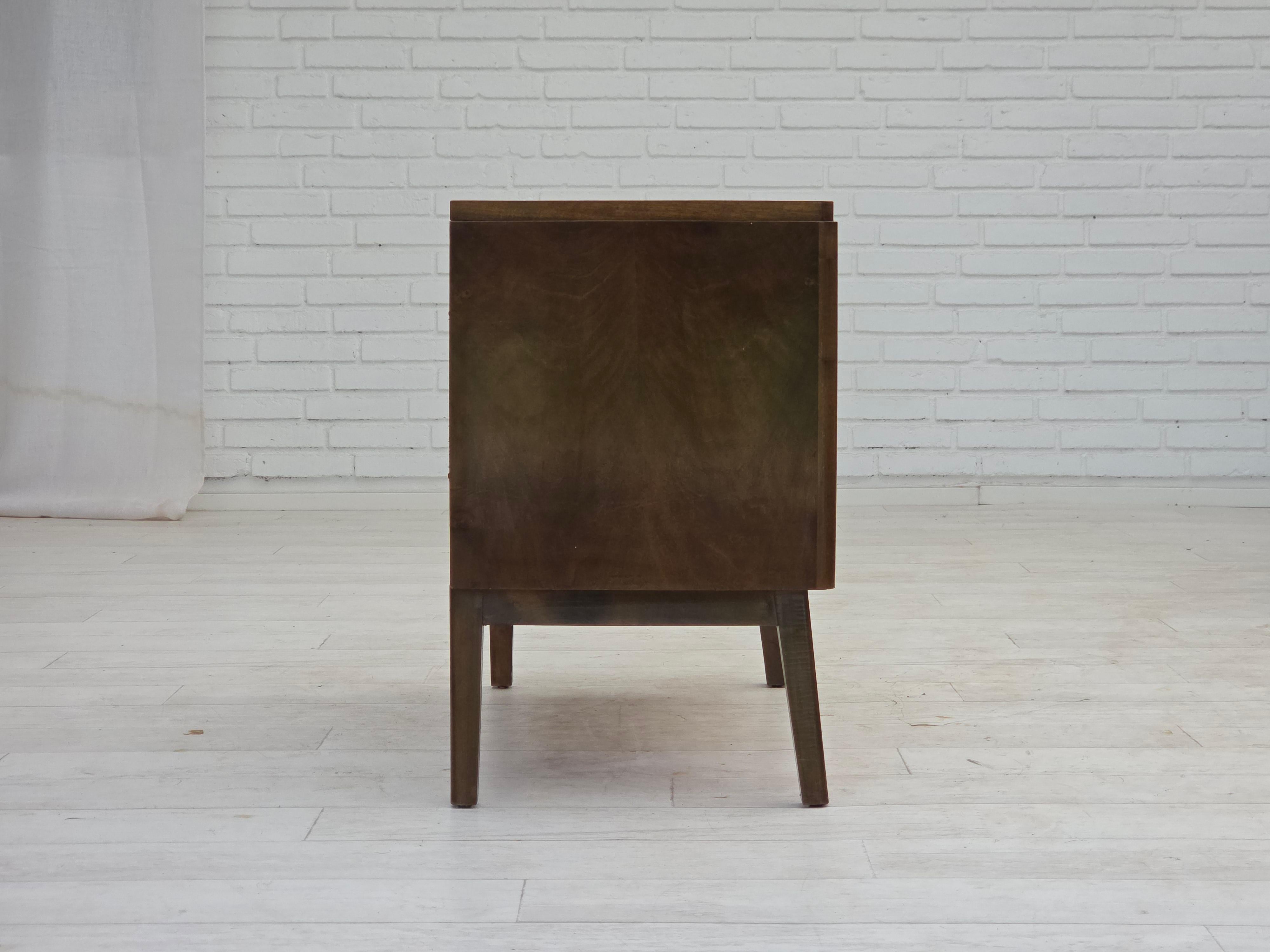 Anni '60, commode radiotelevisivo danese, legno di frassino laccato, porta in legno intarsiato. in vendita 3
