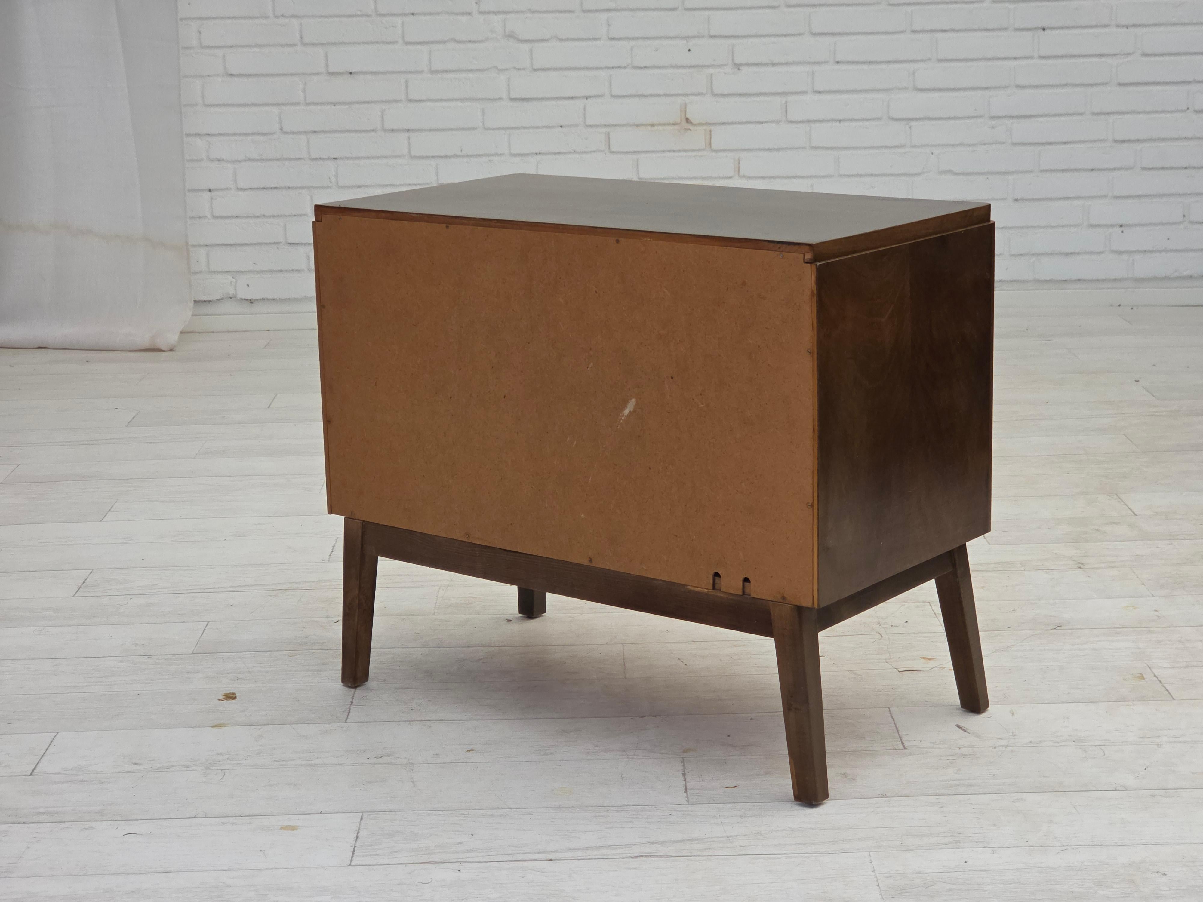 Anni '60, commode radiotelevisivo danese, legno di frassino laccato, porta in legno intarsiato. in vendita 4