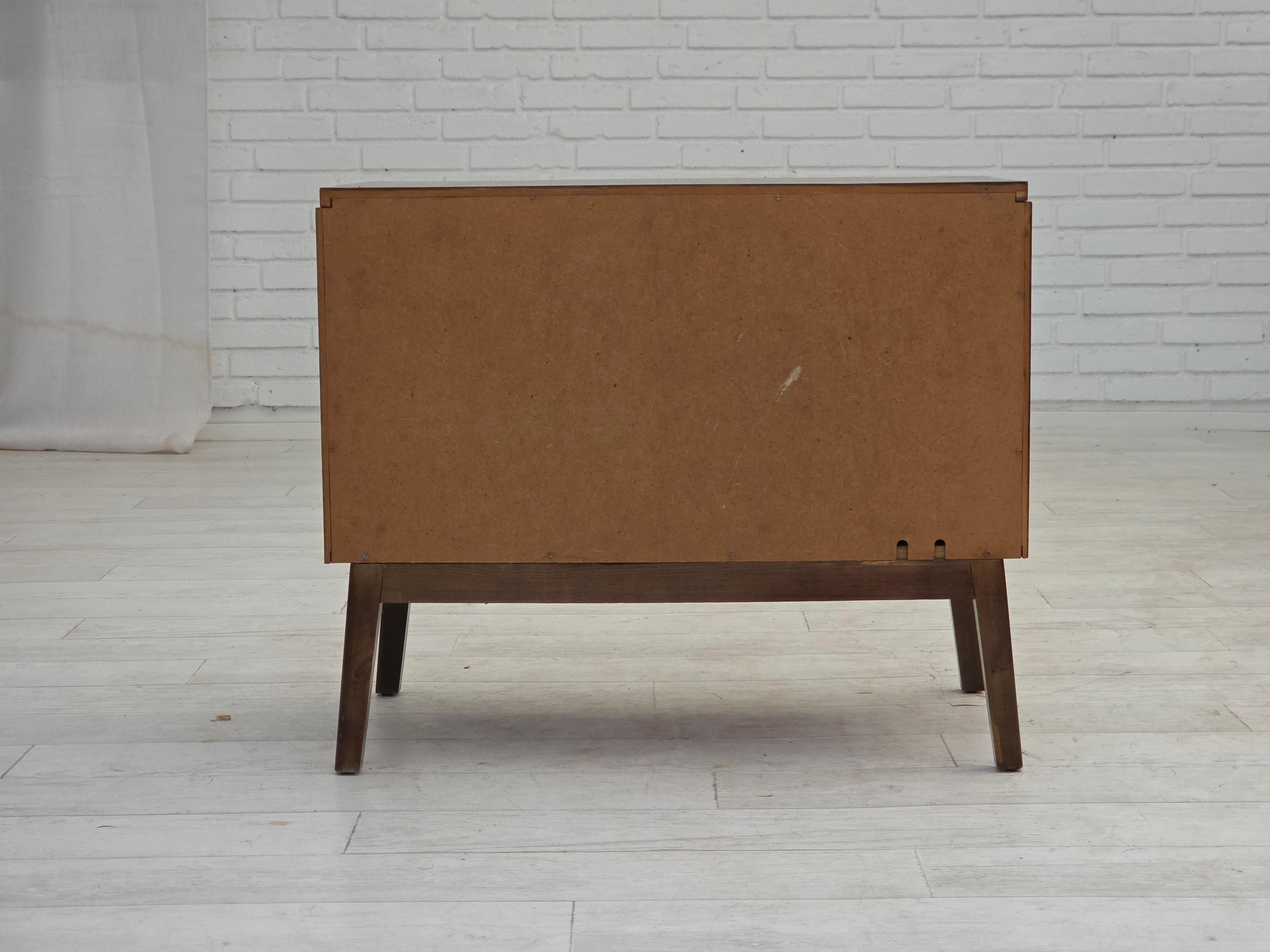 Anni '60, commode radiotelevisivo danese, legno di frassino laccato, porta in legno intarsiato. in vendita 5