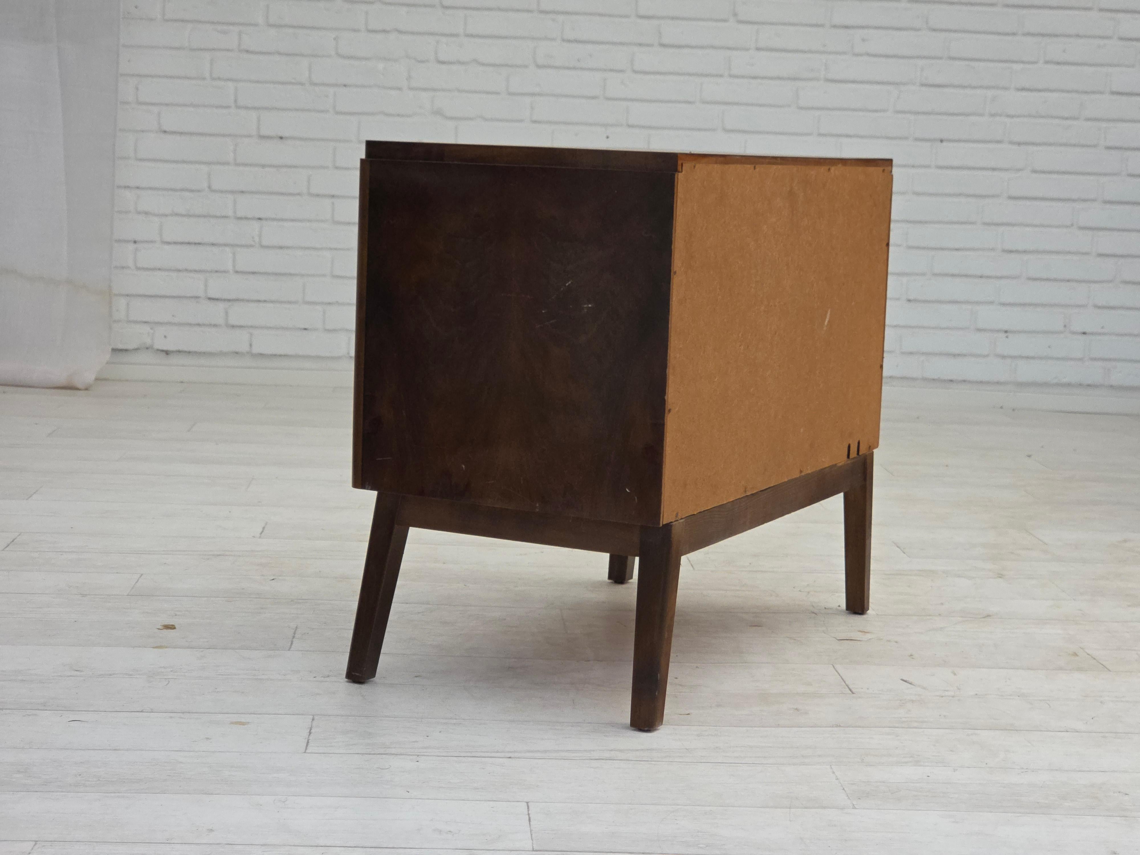 Anni '60, commode radiotelevisivo danese, legno di frassino laccato, porta in legno intarsiato. in vendita 6