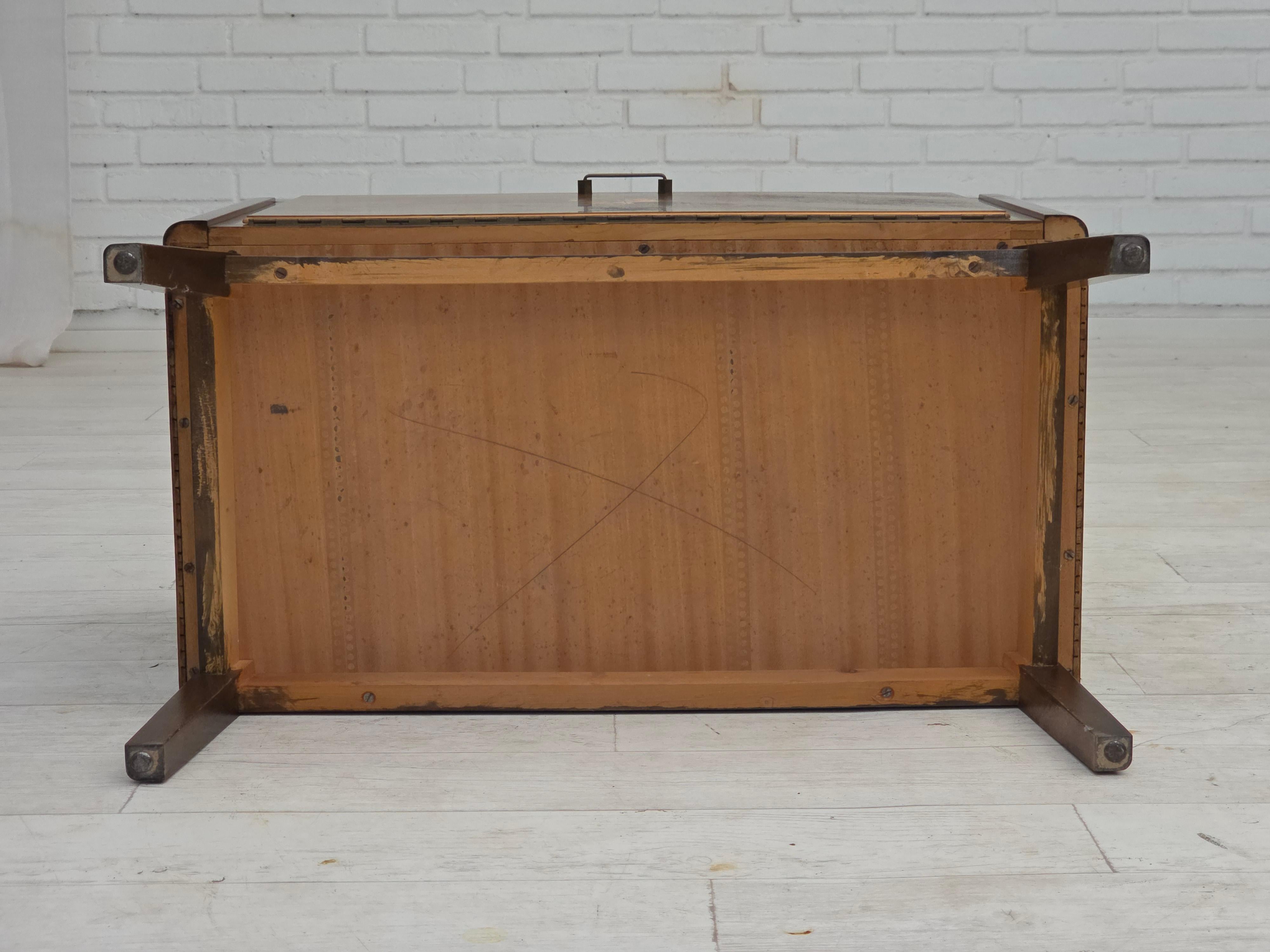 Anni '60, commode radiotelevisivo danese, legno di frassino laccato, porta in legno intarsiato. in vendita 8