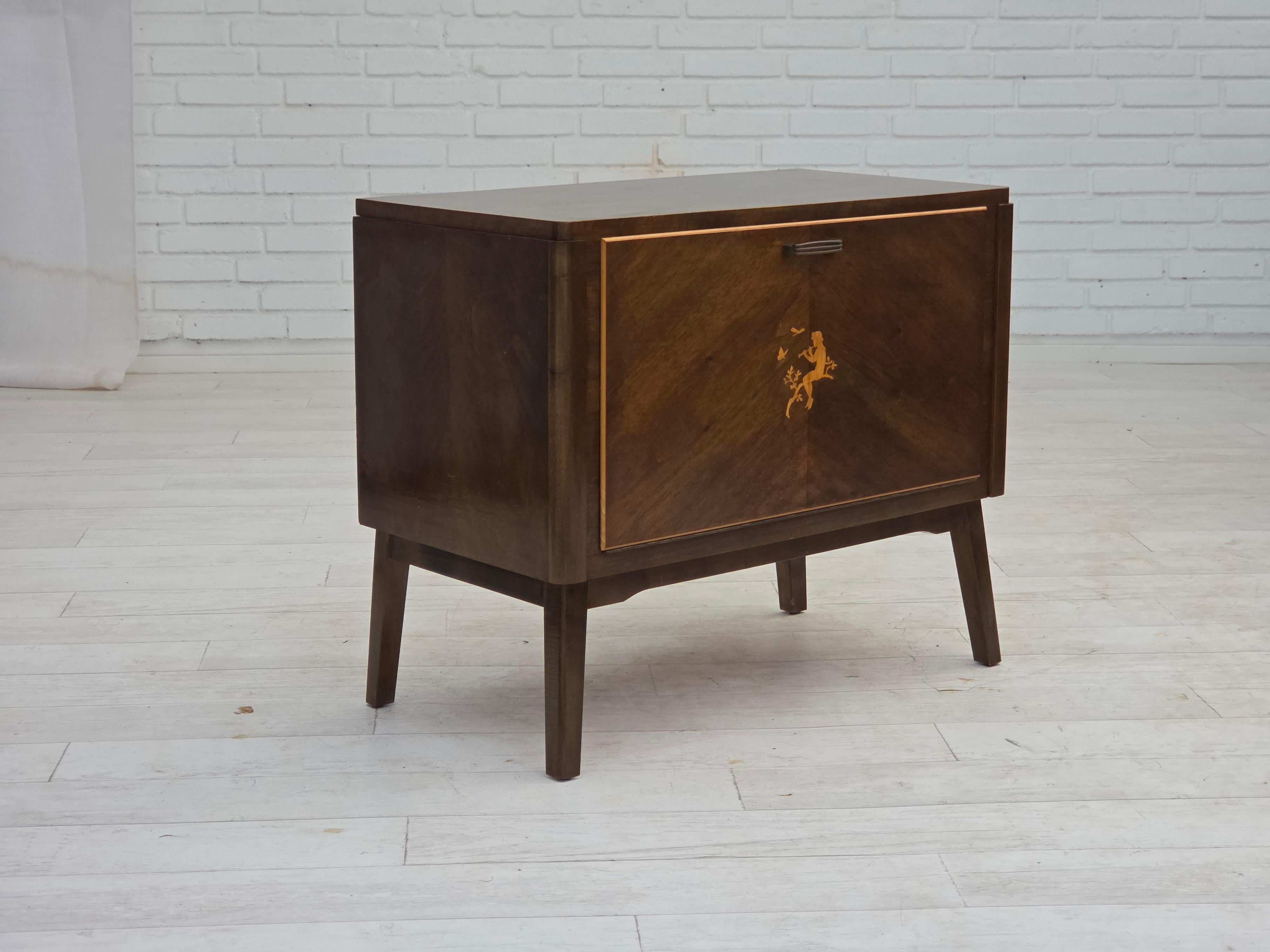 Anni '60, commodo radiotelevisivo danese. Condizioni originali molto buone: nessun odore, nessuna macchia e struttura stabile. Legno di frassino laccato, porta in legno intarsiato. Prodotto da un produttore di mobili danese intorno agli anni