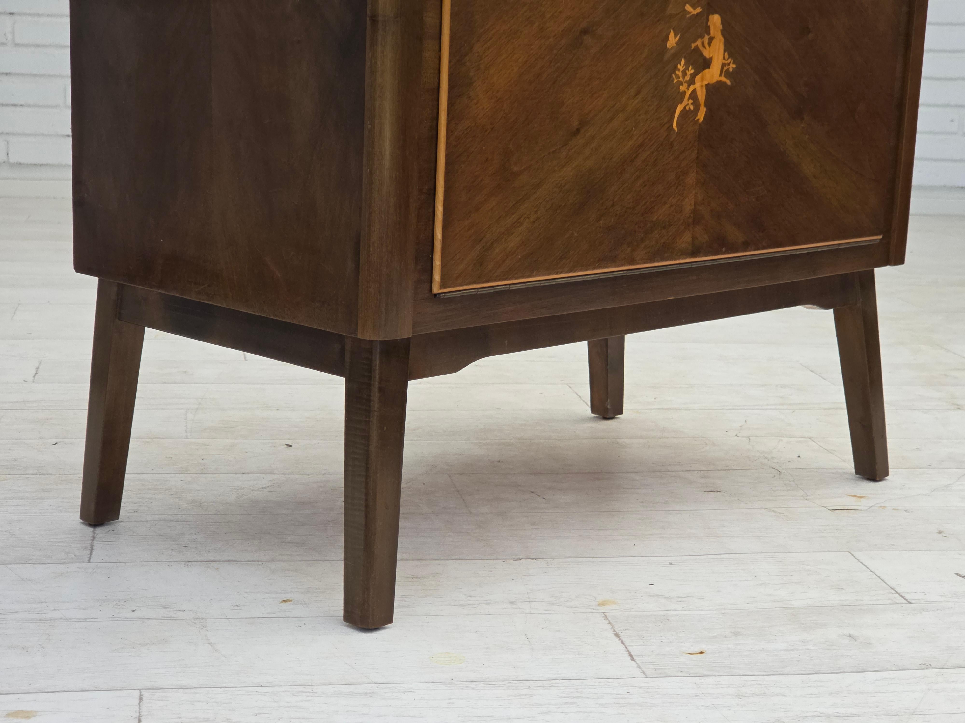 Scandinavo moderno Anni '60, commode radiotelevisivo danese, legno di frassino laccato, porta in legno intarsiato. in vendita