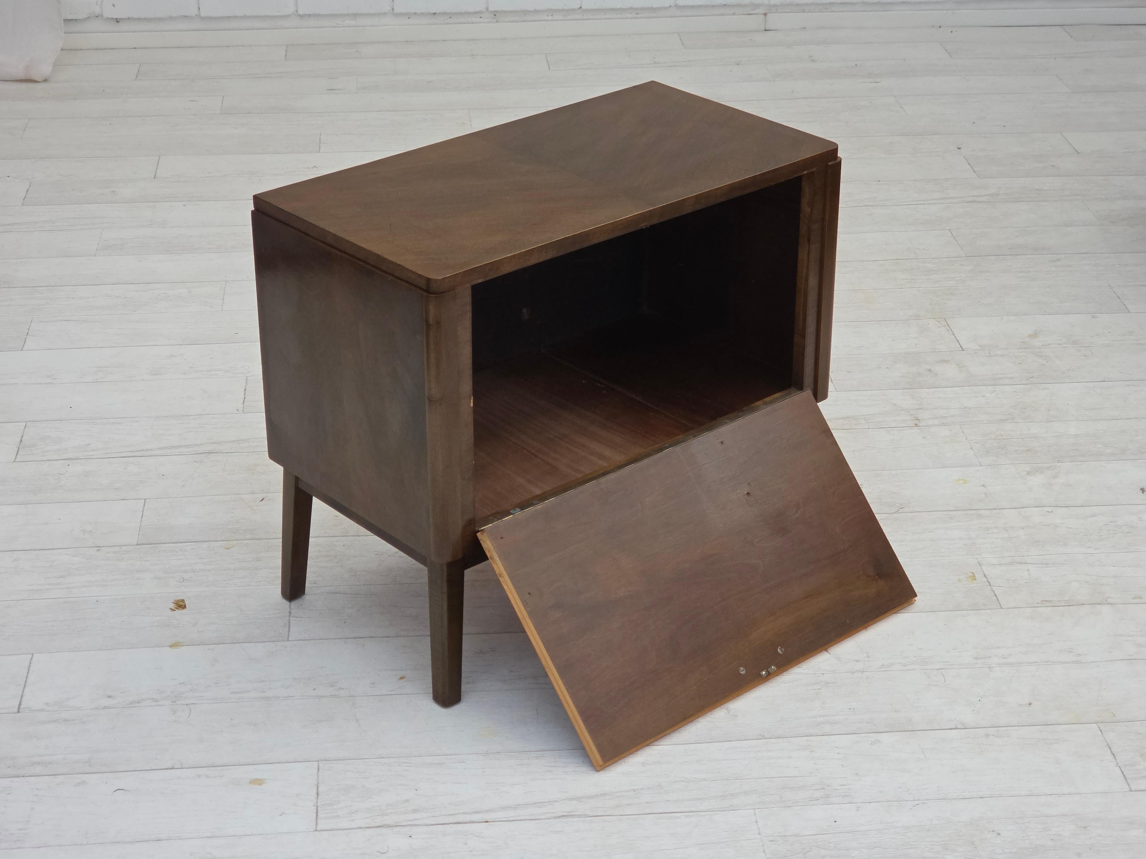 Anni '60, commode radiotelevisivo danese, legno di frassino laccato, porta in legno intarsiato. In condizioni buone in vendita a Tarm, 82