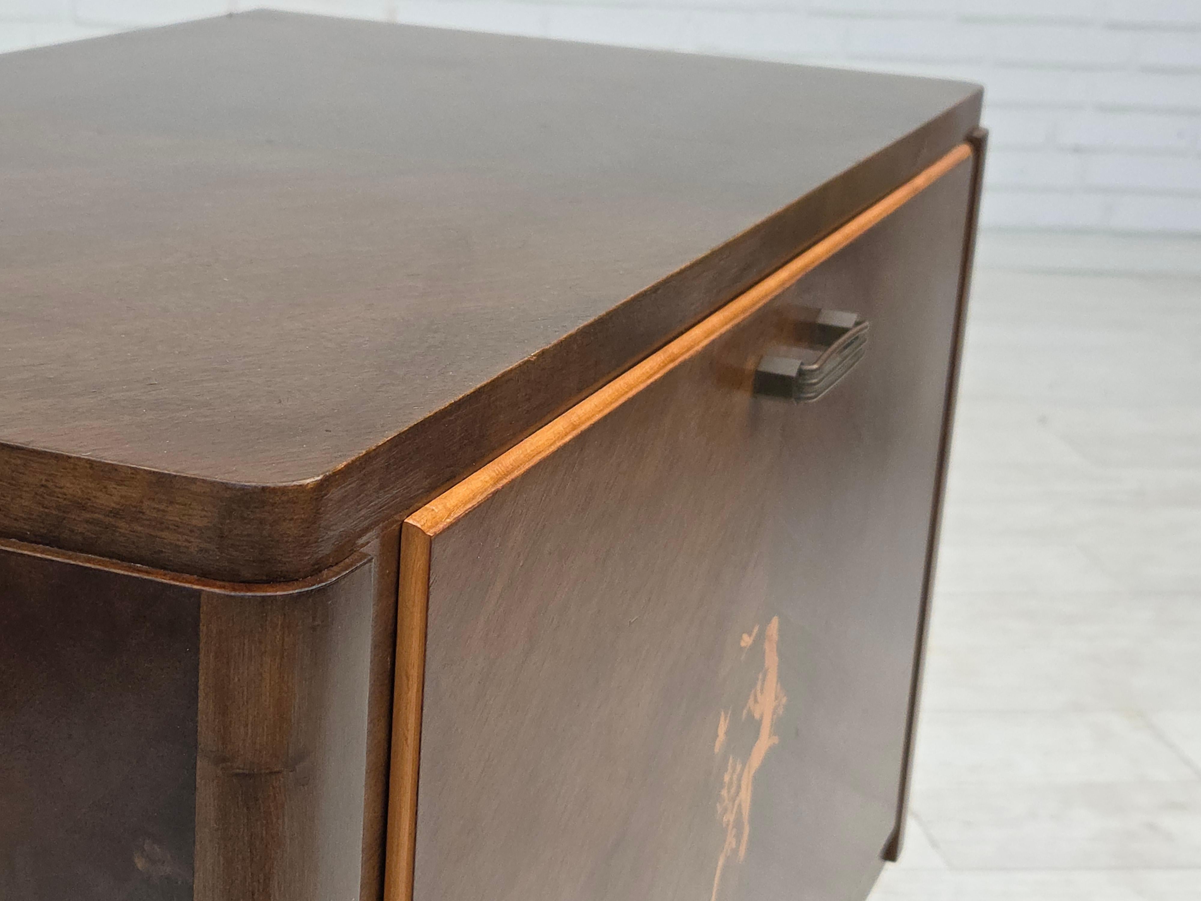 Metà XX secolo Anni '60, commode radiotelevisivo danese, legno di frassino laccato, porta in legno intarsiato. in vendita