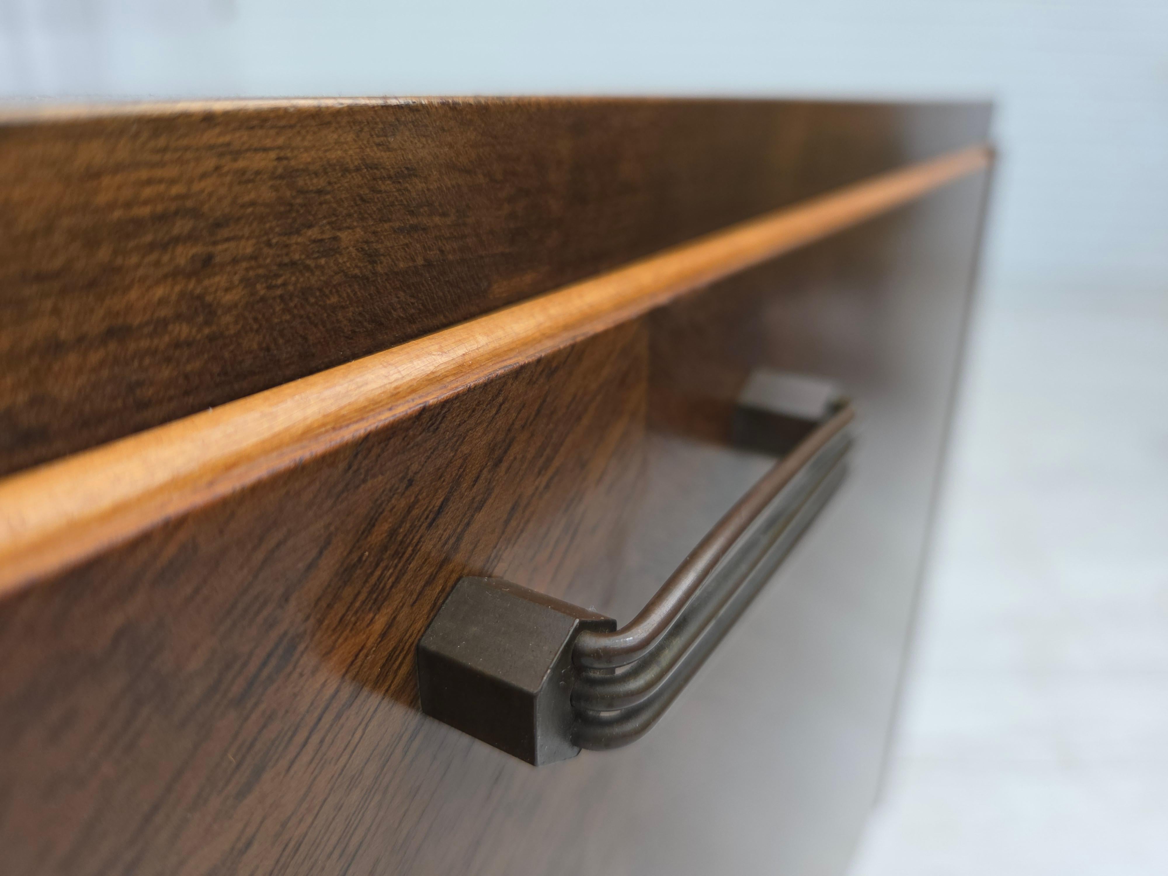 Frassino Anni '60, commode radiotelevisivo danese, legno di frassino laccato, porta in legno intarsiato. in vendita