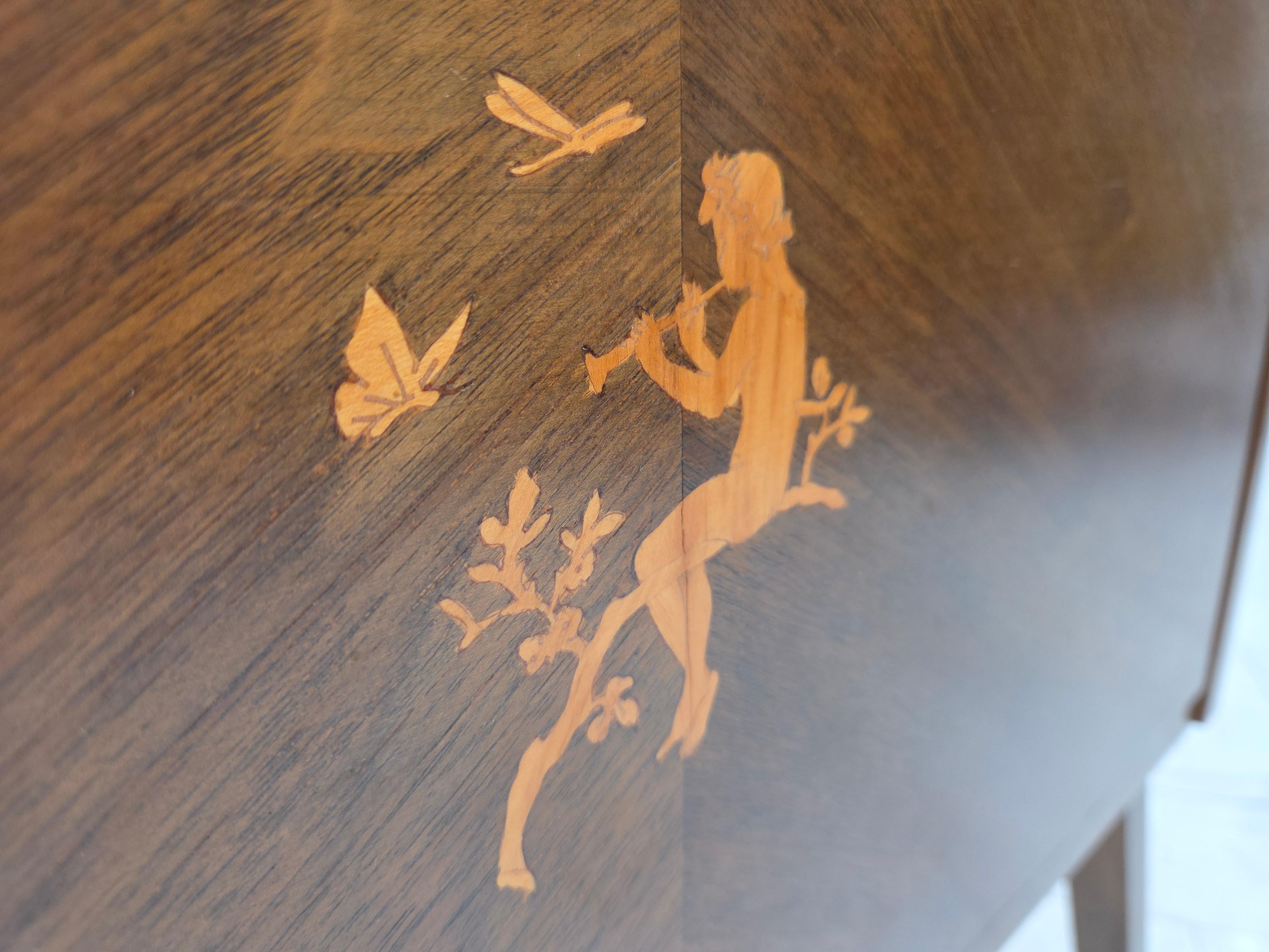Anni '60, commode radiotelevisivo danese, legno di frassino laccato, porta in legno intarsiato. in vendita 1